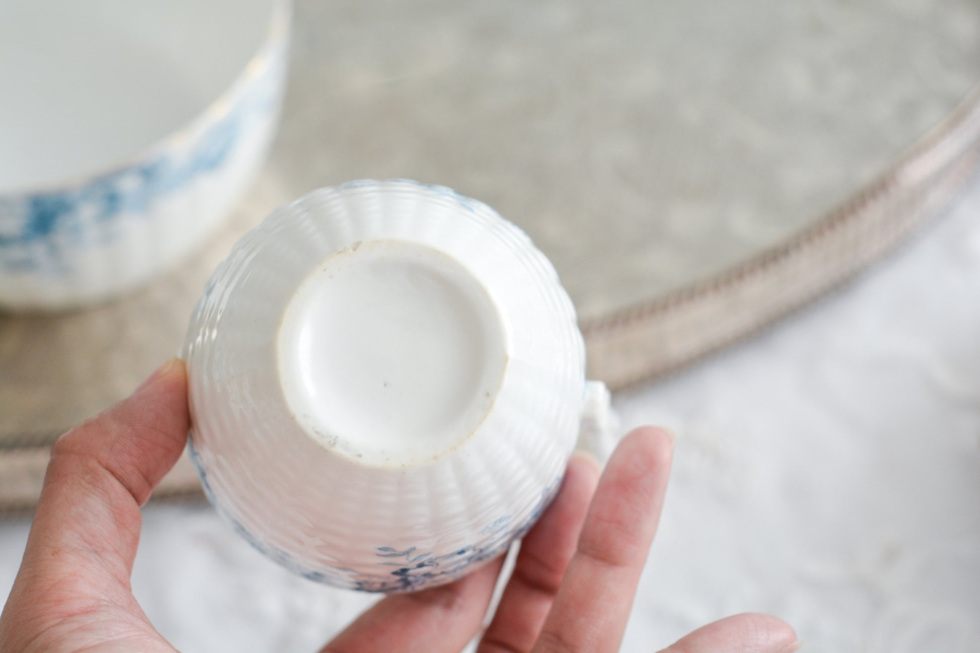 サミュエル・ラドフォードというメーカーの可愛らしいティートリオです。サミュエル・ラドフォードはスタッフォードシャーのメーカーで、1879年から1957年まで創業していました。こちらはブルーの転写模様がとても美しく地模様もとても可愛らしいお品です。同じパターンのティートリオと色違いのデザートプレートも別で掲載しています。