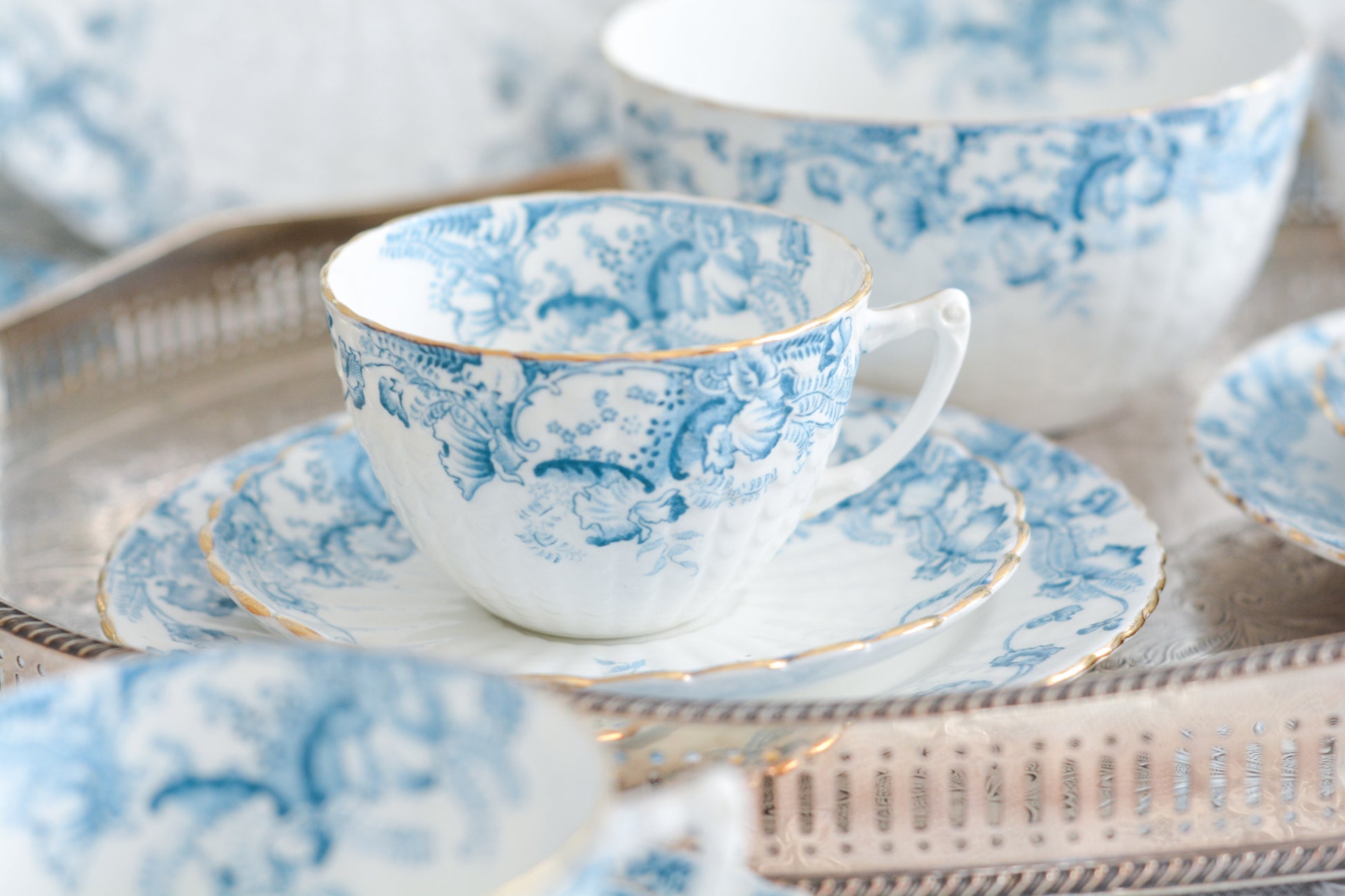 サミュエル・ラドフォードというメーカーの可愛らしいティートリオです。サミュエル・ラドフォードはスタッフォードシャーのメーカーで、1879年から1957年まで創業していました。こちらはブルーの転写模様がとても美しく地模様もとても可愛らしいお品です。同じパターンのミルクジャグ&シュガーボウル、色違いのデザートプレートも別で掲載しています。  こちらは1セットの価格です。全部で6セットあります。状態の良いものからお送りします。