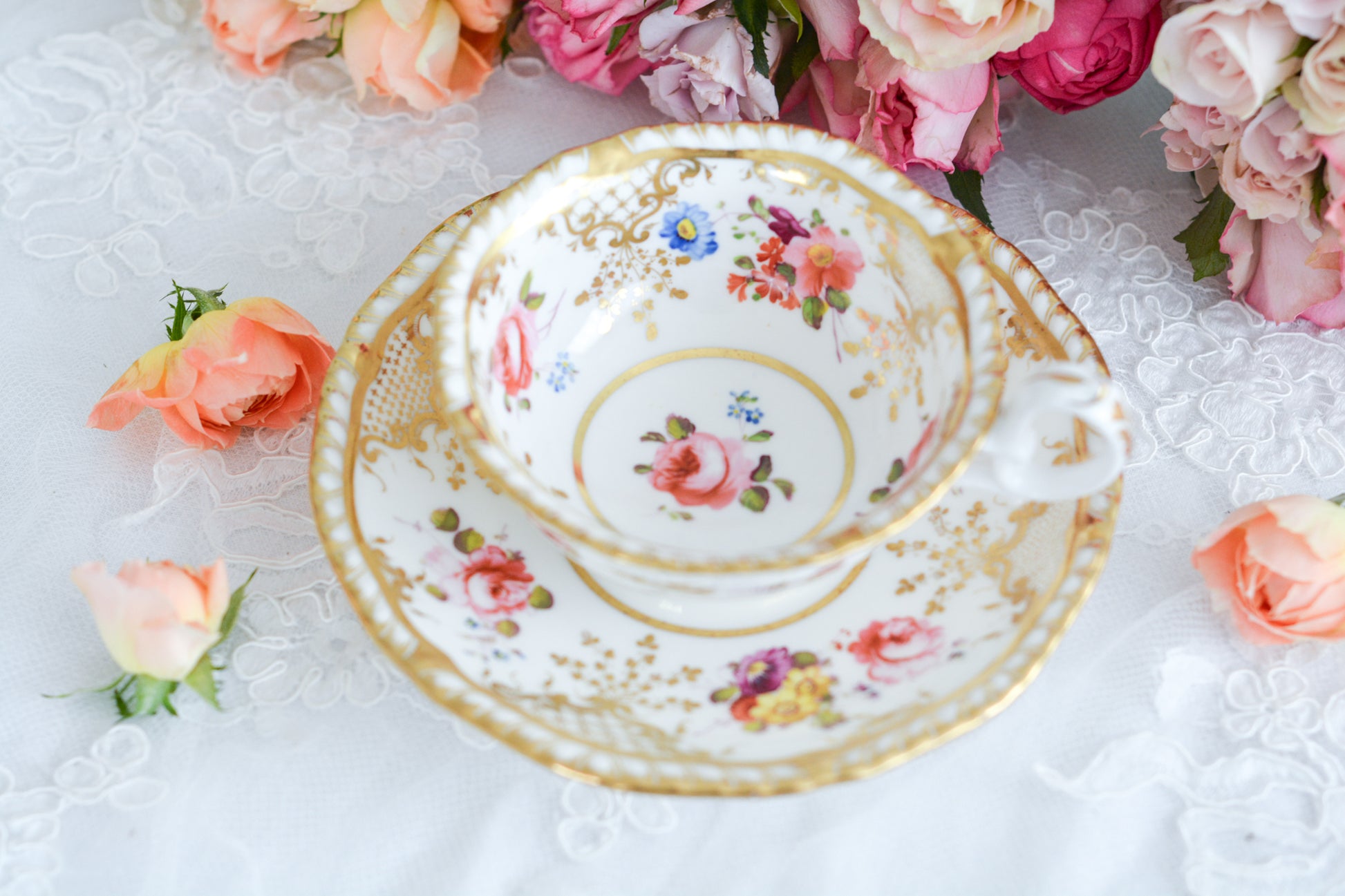 H&Rダニエルは1822年から1846年までという短い期間しか製造していないのですが、とても素晴らしい磁器を作っていたメーカです。数が少なく、作品も素晴らしいとあって世界中にコレクションしている方々がいます。ガドルーンとは縁飾りの模様のことで、こちらはカップの内側についていてセカンドガドルーンと呼ばれています。(外側についているものはファーストガドルーン。)H&Rダニエルの作品はハンドペイント絵付けも大変素晴らしいです。芸術的なカップとなっております。