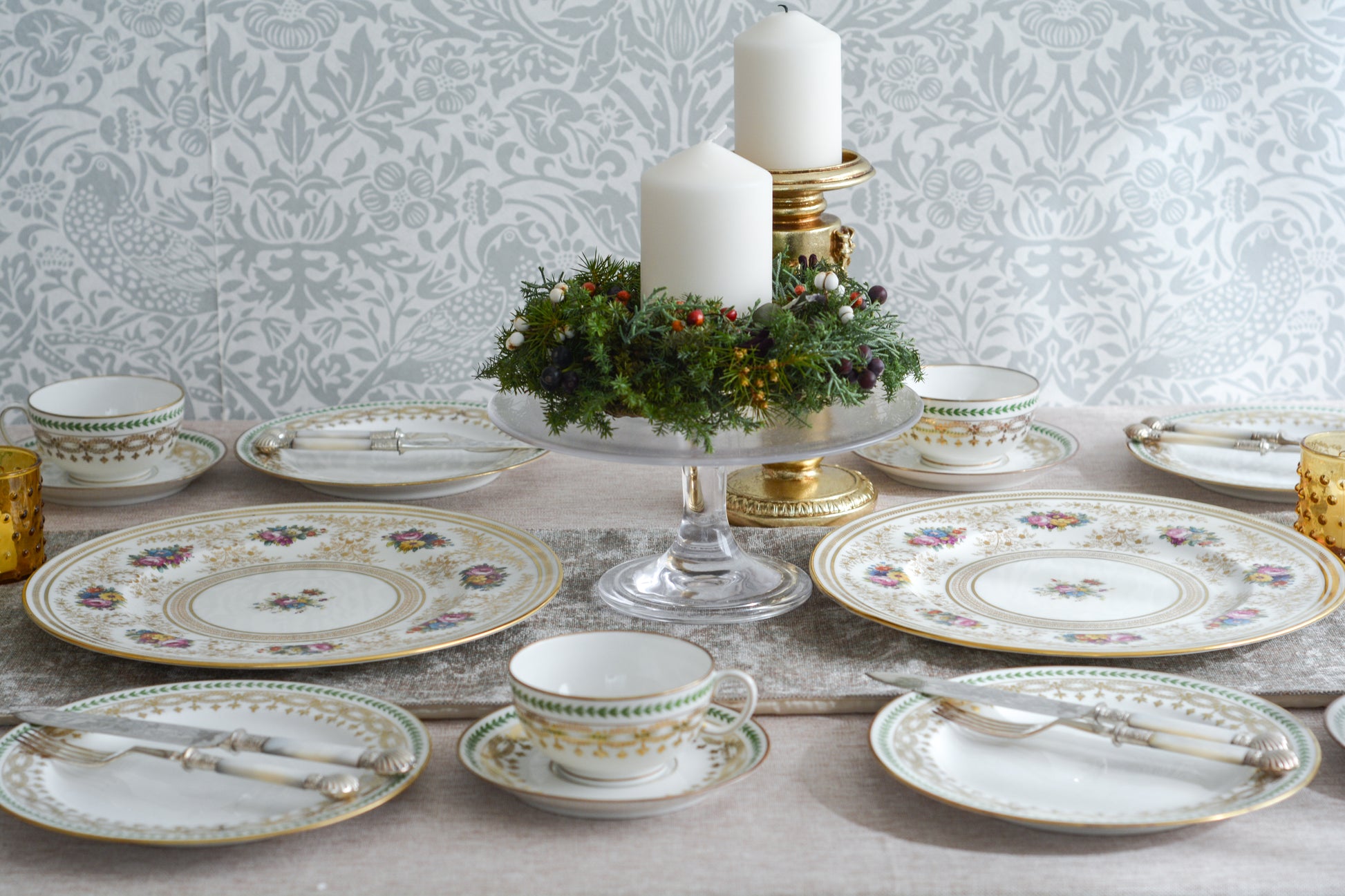 コウルドンの美しいディナープレートです。繊細な金彩模様にハンドペイントで描かれた可愛らしいお花たち。コウルドンらしいエレガントで上品なデザインです。ディナープレートとしてはもちろん、サービングプレートやアンダープレートとしてもお使いいただけるサイズです。クリスマスのテーブルコーディネートをお楽しみくださいませ。  今回お値打ちに仕入れることが出来たため、特別価格となっております。 価格は1枚の価格です。在庫が全部で11枚ございます。