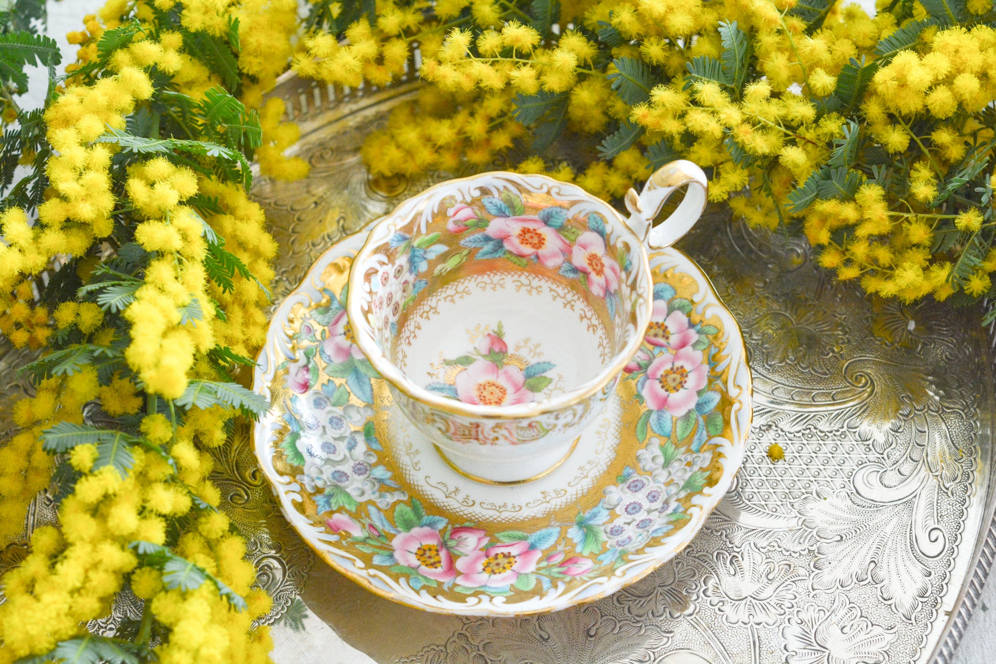 コールポートのロココリバイバル作品の人気のシェイプ、アデレードシェイプ。いろいろなデザインが作られていていますが、こちらのデザインは初めて見ました。ハンドペイントで描かれたお花は野ばらでしょうか?とても華やかなお品です。こちらは元々ティーカップとコーヒーカップ、ソーサーのセットだったと思われますが、コーヒーカップとソーサーのセットになっています。美しいお花がたくさん咲いたような美しいカップと共に春のティータイムをお楽しみください。