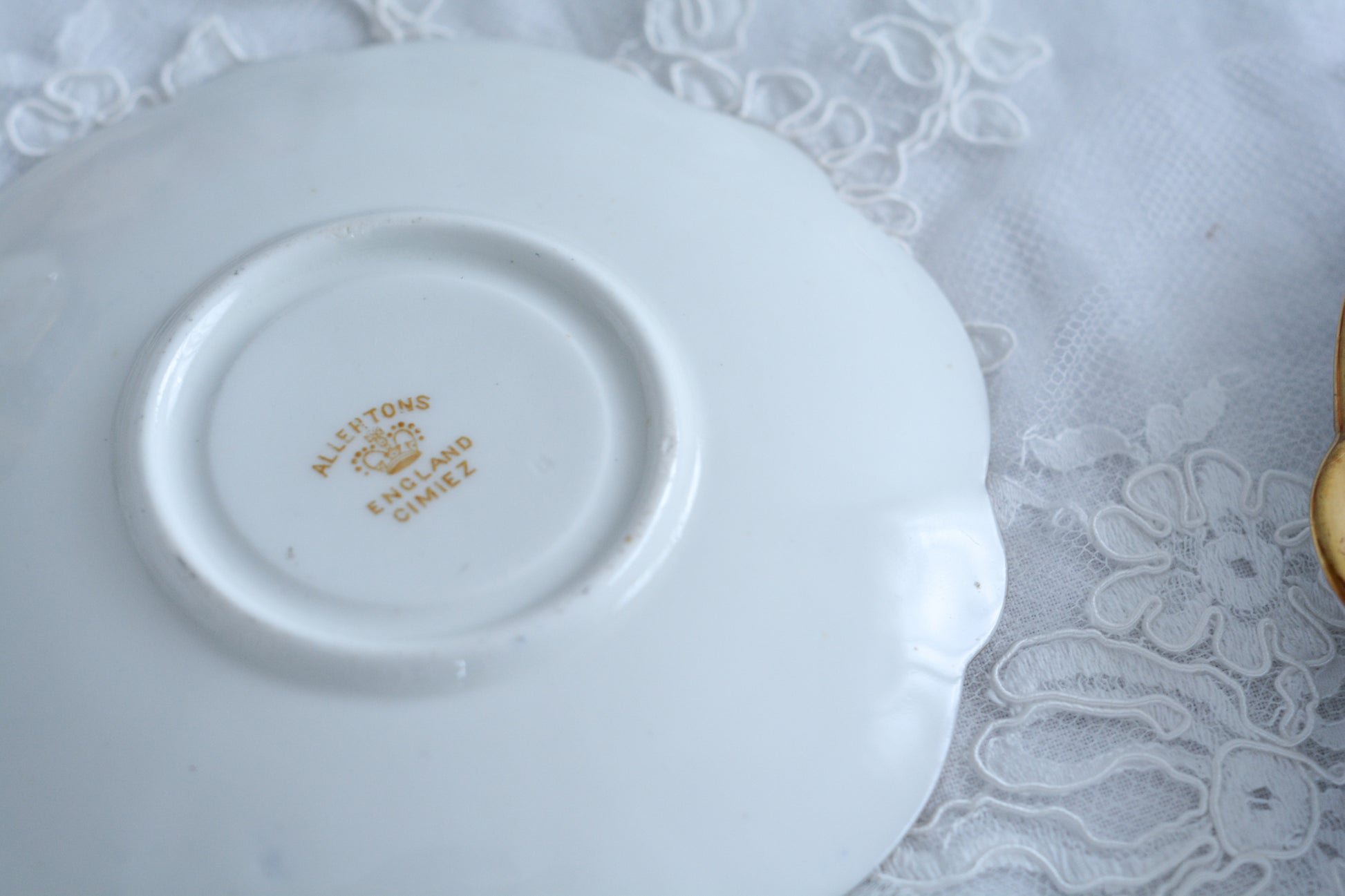 アレートンというメーカーの美しいティートリオです。アレートンは1859年から1942年まで続いたメーカーで、1912年からはコウルドンに買収されました。バックスタンプはコウルドンに引き継がれる以前の物です。美しいコバルトブルーにエナメルのジュールがうってあって、とってもエレガントなティーセットです。カップ&ソーサー、サイドプレート、デザートプレートの4ピースのセットで、お一人分のティータイムにぴったりです。