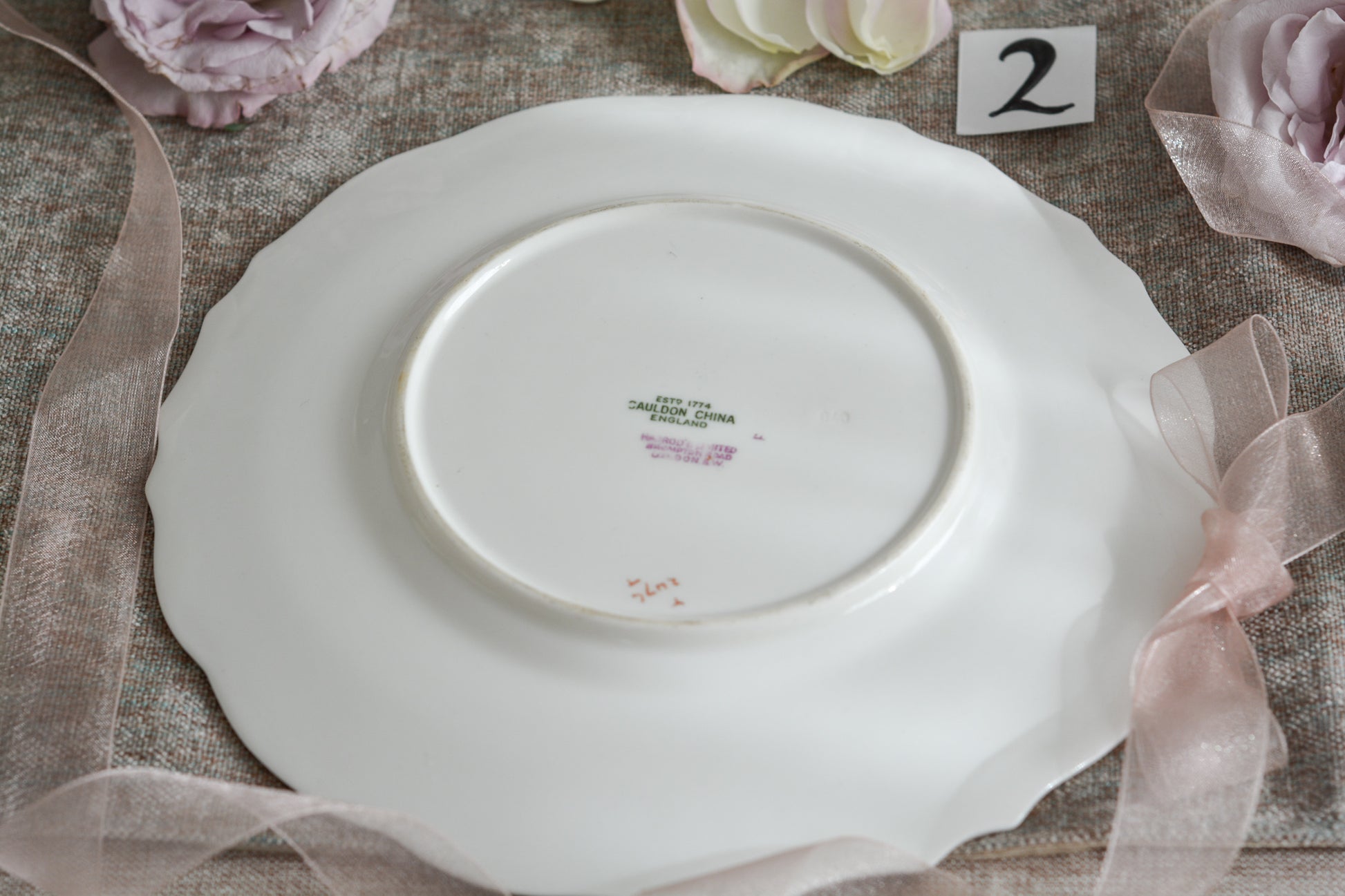 コウルドンのティファニーパターンの素敵なデザートプレートです。ハロッズがオーダーしたもので、ティファニーのスタンプはありませんが、柄はティファニーがコウルドンに特注したパターンです。ティファニーらしい上品な絵柄がとても美しくでコウルドンの中でも人気のシリーズです。当時も人気があったのでしょう。いろいろな小売店がこのパターンをオーダーしています。グレーカラーは柔らかい雰囲気で金彩との相性もいいです。とてもエレガントなプレートです。