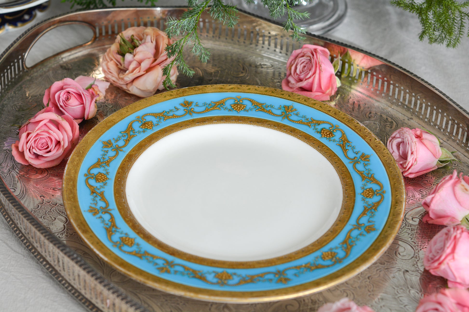 ティファニー社がミントンにオーダーしたプレート。ミントンブルーに金盛りの繊細な模様がとても美しいお品です。ミントンらしいエレガントなデザインはティファニーのイメージにもぴったり。ティファニーは英国の磁器メーカーに特注し、商品をたくさん輸入していました。各メーカーともティファニーの特注品は特にエレガントなデザインが多いです。流行を生み出す力はさすがですね。