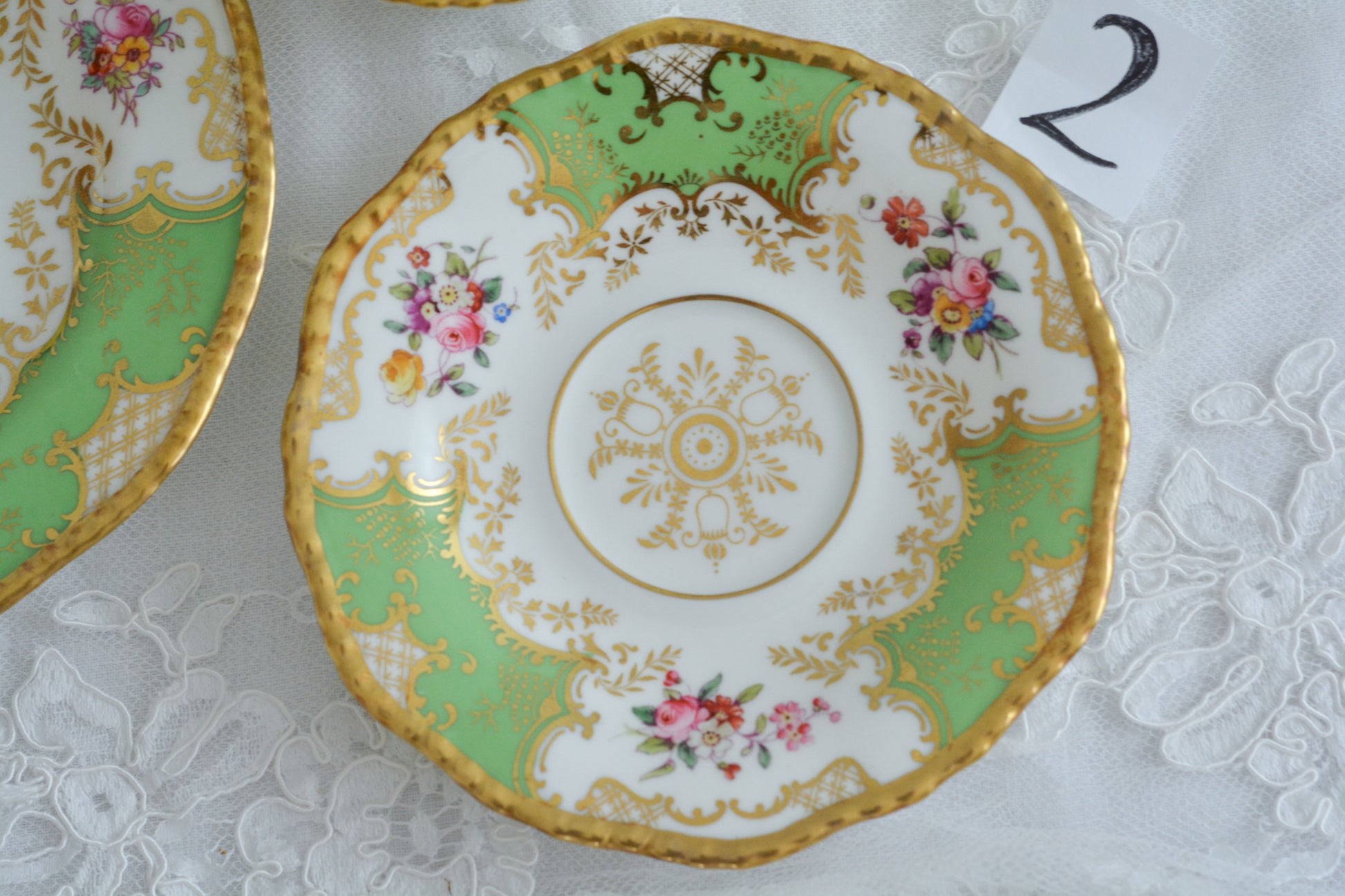 コールポートの代表作と言ってもいい、バットウィングシリーズ。こちらは明るい雰囲気のアップルグリーンのティートリオです。柔らかな印象で凛としさ美しさがありオーラを感じます。季節を選ばずお楽しみいただけるカラーですね。最近はバットウィングも探すのがとても困難になってきました。こちらはイギリスのコレクターさんからお迎えしたお品で、大切にされていたことのわかるお品達です。トリオの中央の模様の色が違ったりオリジナルのセットではないかもしれませんが、美しいトリオです。ご縁をお繋ぎできたら嬉しく思います。こちらは1セットの価格です。全部で6セット在庫がございます。①〜⑥からお選びください。