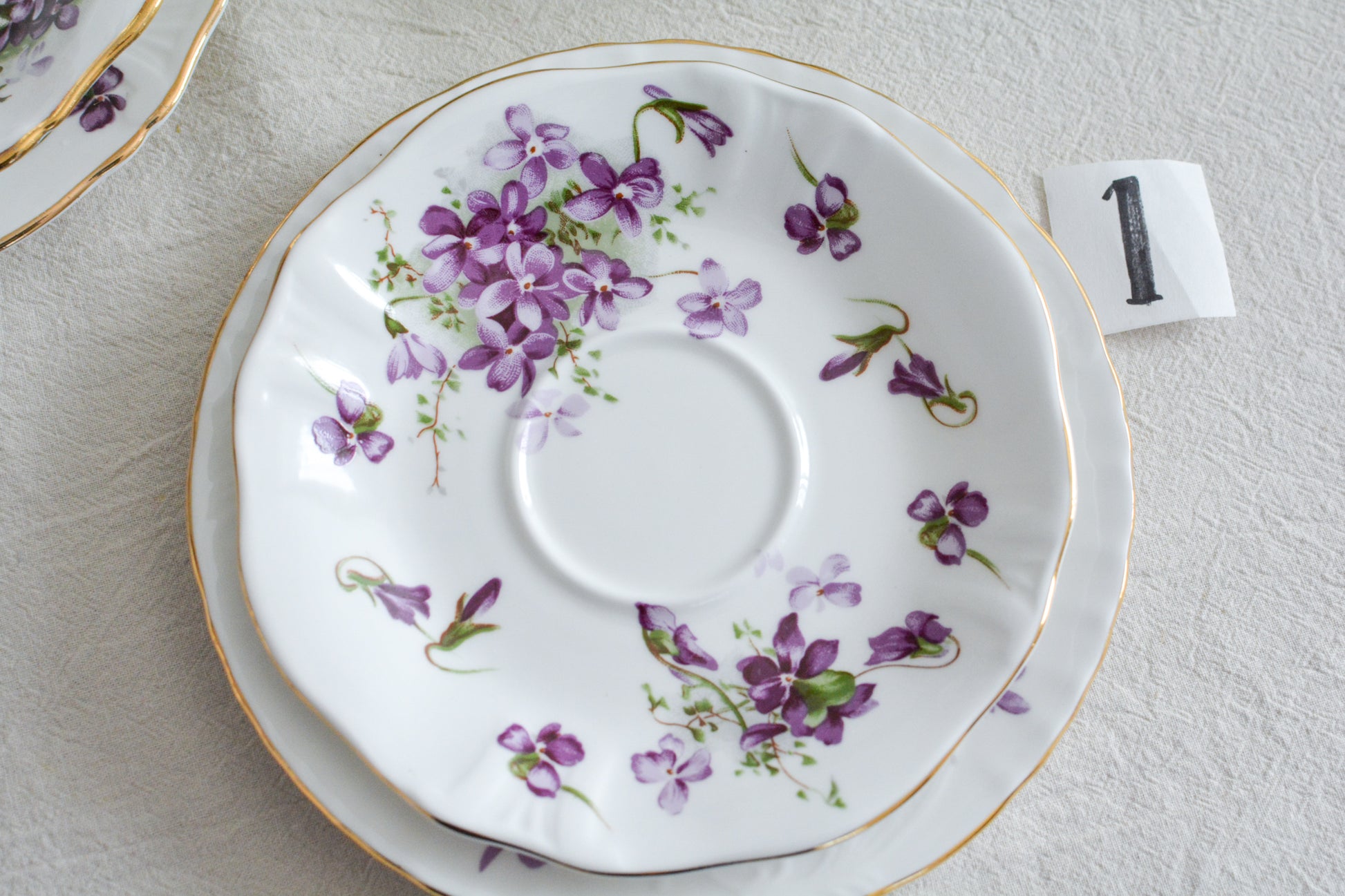 ハマースレイの人気シリーズ、ヴィクトリアンバイオレットシリーズのティートリオ。可憐なすみれの模様と優雅なシェイプがとても美しいお品です。製造年代などですみれの模様が少しずつ違い、それぞれに魅力があります。ハマースレイらしいエレガントなデザインでおうちティータイムを華やかに盛り上げてくれます。こちらは1セットの価格です。在庫が2セットあり、絵柄や色味が少しずつ異なります。トリオ①〜②からお選びください。