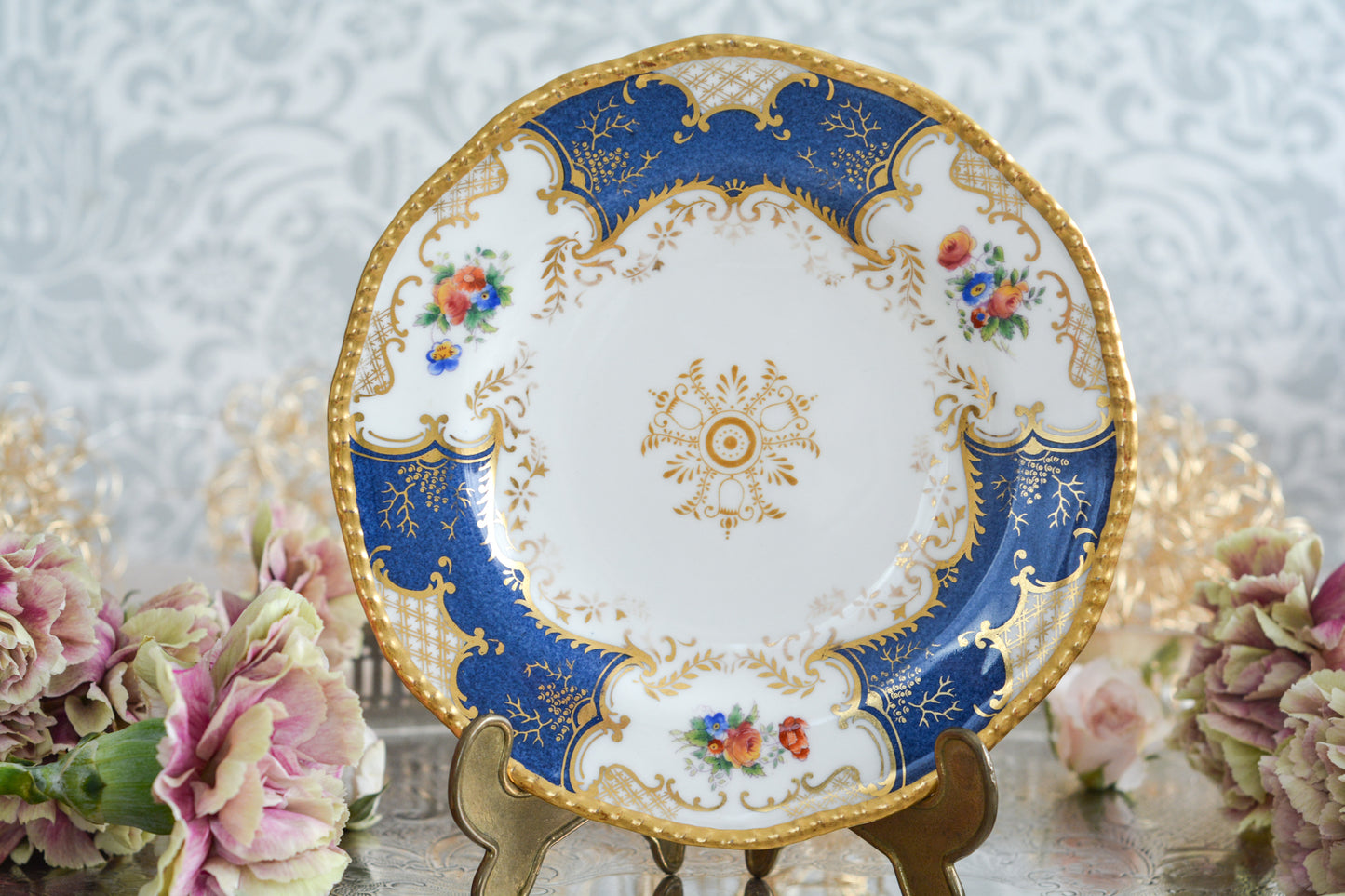 コールポートの人気シリーズ、バットウィングシリーズ。こちらはとても珍しい明るいブルーのサイドプレートです。ちょっと凝ったブルーで石目のようになっていて高級感があります。バットウィングシリーズはたくさんのカラーバリエーションがありますが、最近はバットウィングシリーズはどのカラーも探すことがより困難になっております。こちらのプレートは、特に珍しいカラーでコレクションにぴったりです。