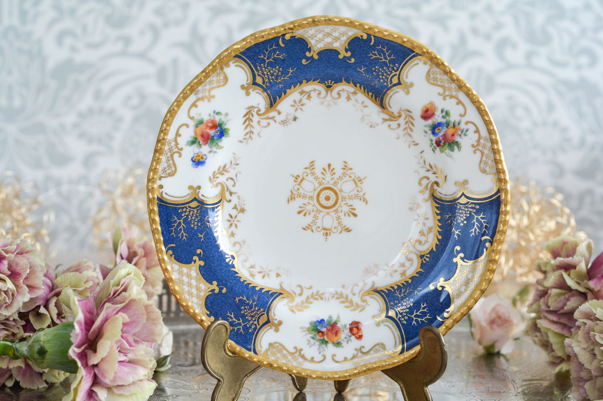 コールポートの人気シリーズ、バットウィングシリーズ。こちらはとても珍しい明るいブルーのサイドプレートです。ちょっと凝ったブルーで石目のようになっていて高級感があります。バットウィングシリーズはたくさんのカラーバリエーションがありますが、最近はバットウィングシリーズはどのカラーも探すことがより困難になっております。こちらのプレートは、特に珍しいカラーでコレクションにぴったりです。