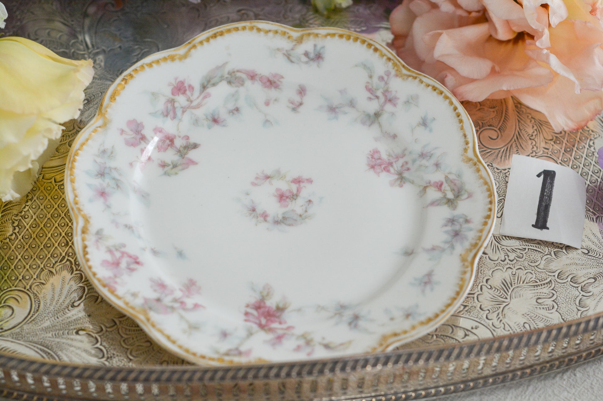 フランスのリモージュ、アビランドのティートリオです。 淡いタッチのお花がとっても可愛らしいです。柔らかで優しげな印象で、癒しのティータイムの時間を過ごせそうですね。これから春のティータイムにもぴったりです。こちらは在庫が2セットございます。ティートリオ①、ティートリオ②からお選びください。