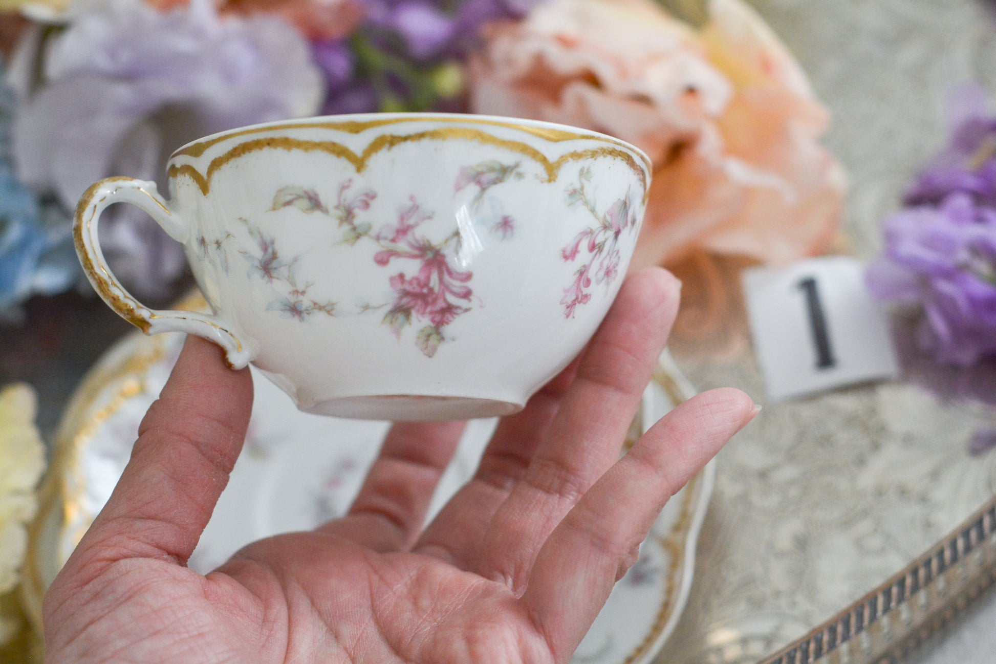 フランスのリモージュ、アビランドのティートリオです。 淡いタッチのお花がとっても可愛らしいです。柔らかで優しげな印象で、癒しのティータイムの時間を過ごせそうですね。これから春のティータイムにもぴったりです。こちらは在庫が2セットございます。ティートリオ①、ティートリオ②からお選びください。