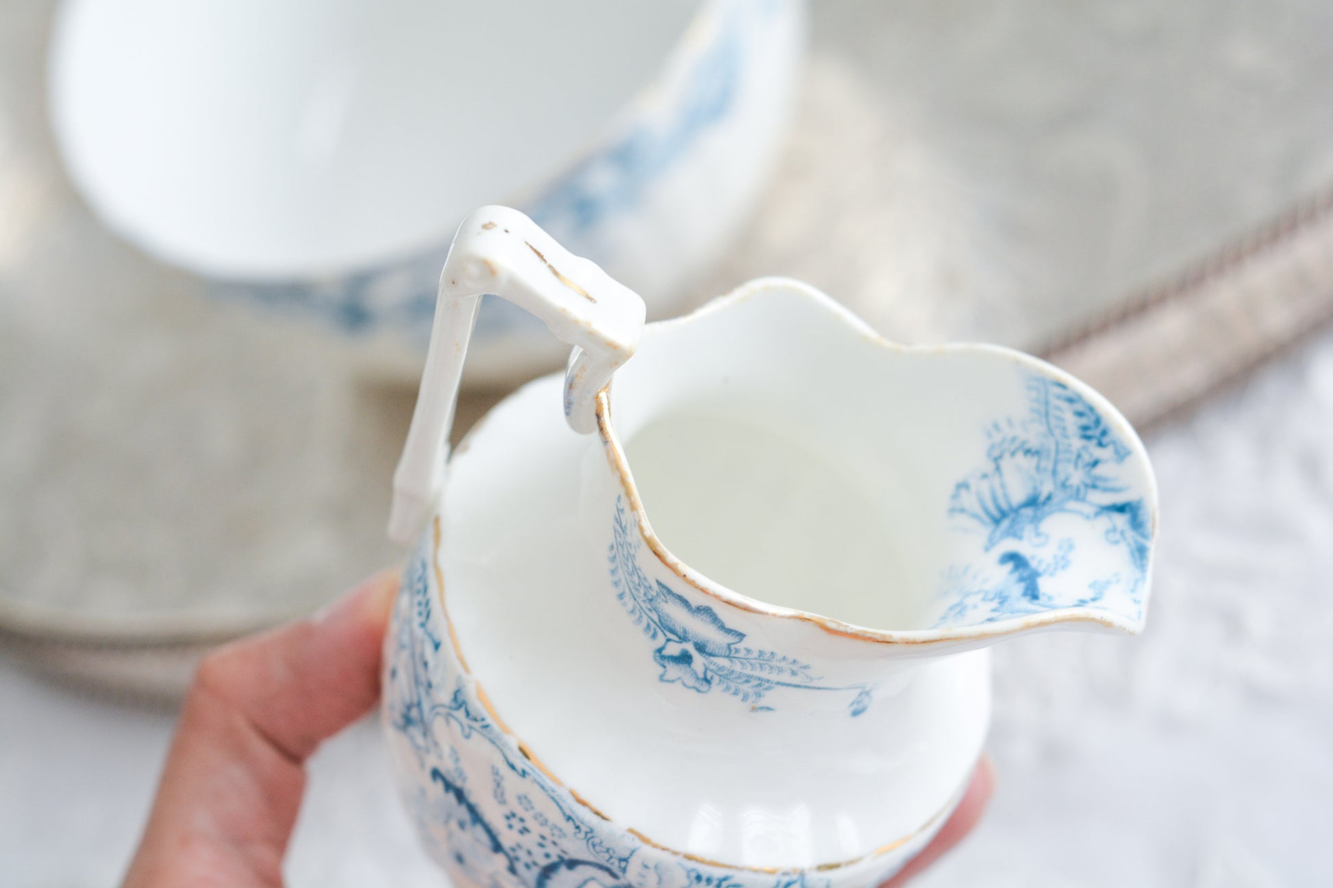 サミュエル・ラドフォードというメーカーの可愛らしいティートリオです。サミュエル・ラドフォードはスタッフォードシャーのメーカーで、1879年から1957年まで創業していました。こちらはブルーの転写模様がとても美しく地模様もとても可愛らしいお品です。同じパターンのティートリオと色違いのデザートプレートも別で掲載しています。