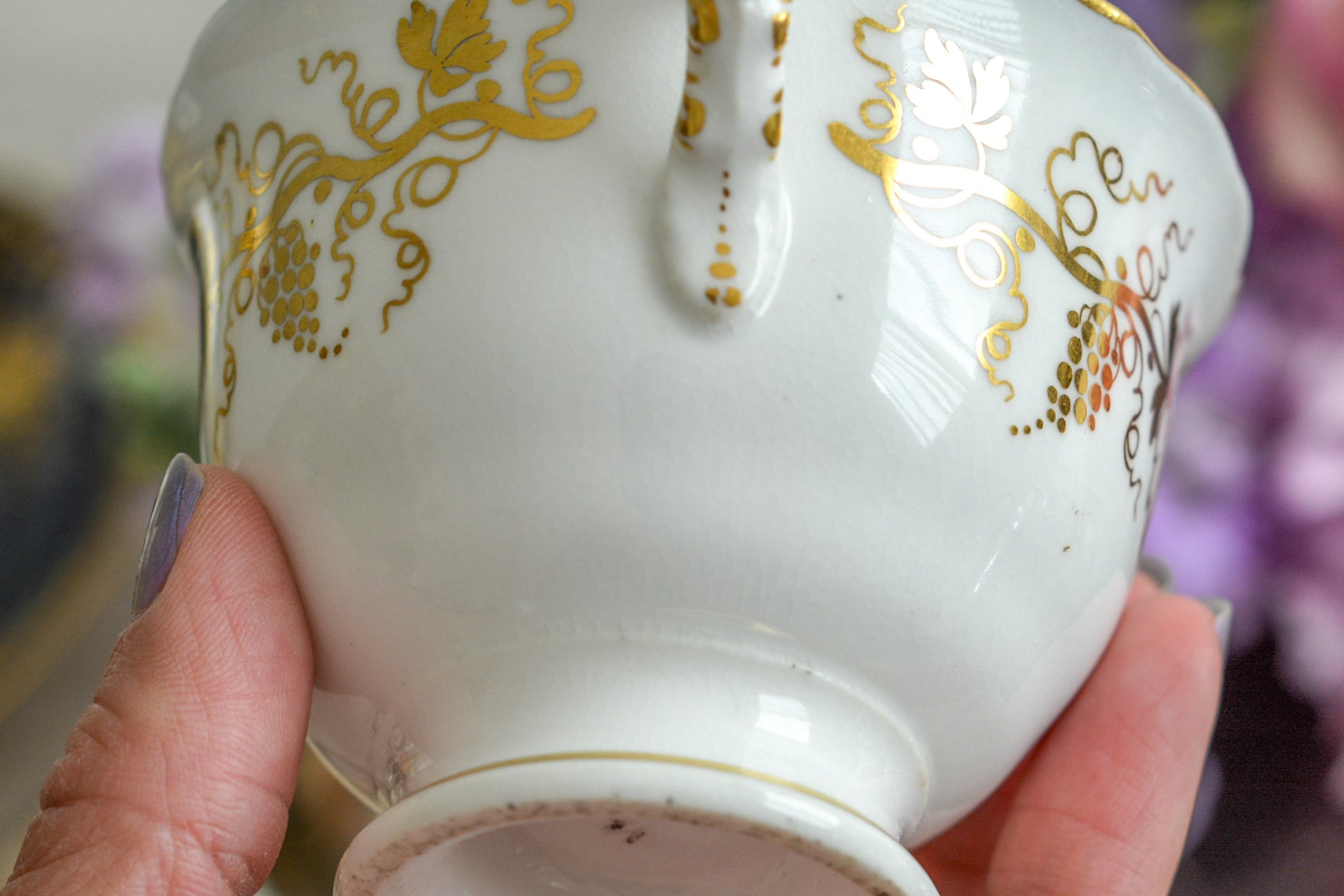 コールポートのロココリバイバル作品のアデレードシェイプ。とても優雅なシェイプで、ハンドペイントで描かれる花々は繊細でとても美しいです。いろいろなデザインが作られていて、シェイプは同じでも絵柄は少しずつ違います。こちらはコバルトブルーに金彩のお花模様が豪華なお品。アデレードシェイプは探すのにとても苦労しますが、見つけた時の喜びはとても大きいものです。金彩の薄れはありますが、貫入のないとても良い状態です。素敵なアデレードシェイプをぜひご覧ください。