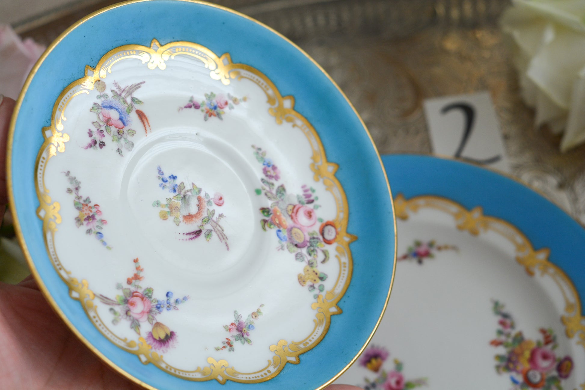 コールポートのハンドペイントで描かれた花々がとても美しいティートリオです。以前色違いのコバルトブルーのトリオをご紹介したことがあります。シリーズ名はないのですが、何色かカラーバリエーションがあります。ターコイズブルーはどのシリーズにおいても貴重なカラー。ターコイズブルーに金彩のコントラストがとても豪華な印象です。特別なティータイムにどうぞ。