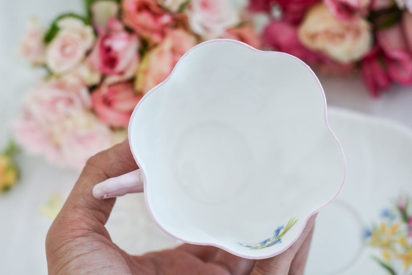 シェリーのワイルドフラワーシリーズの可愛らしいティートリオです。カップはディンティーシェイプと呼ばれる可愛らしいシェイプで上から見るとお花が咲いている様に見えます。イギリスの色とりどりの野花が散りばめられていて、どんな花がプリントされているか眺めるのも楽しいです。こちらは同じシリーズのピンクのお揃いのB&Bプレート、色違いのブルーのB&Bプレートも別で掲載しています。