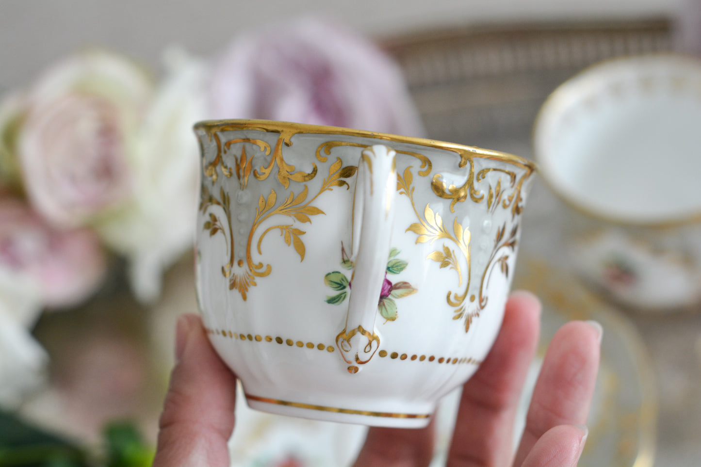 トゥルートリオは、ティーカップ、コーヒーカップ、ソーサーのセットで1800年代中頃まではトリオといえばトゥルートリオが主流でした。こちらはバックスタンプなどはないのですが、ソーサーの裏面にうっすらとMINTONと確認できます。美しいハンドペイントの絵付けはさすがミントン。ミントンの絵付けは繊細で優しいタッチですね。リングハンドルもエレガントです。とても状態の良いお品で、紅茶もコーヒーもお楽しみいただけます。素敵なティータイムをお過ごしください。