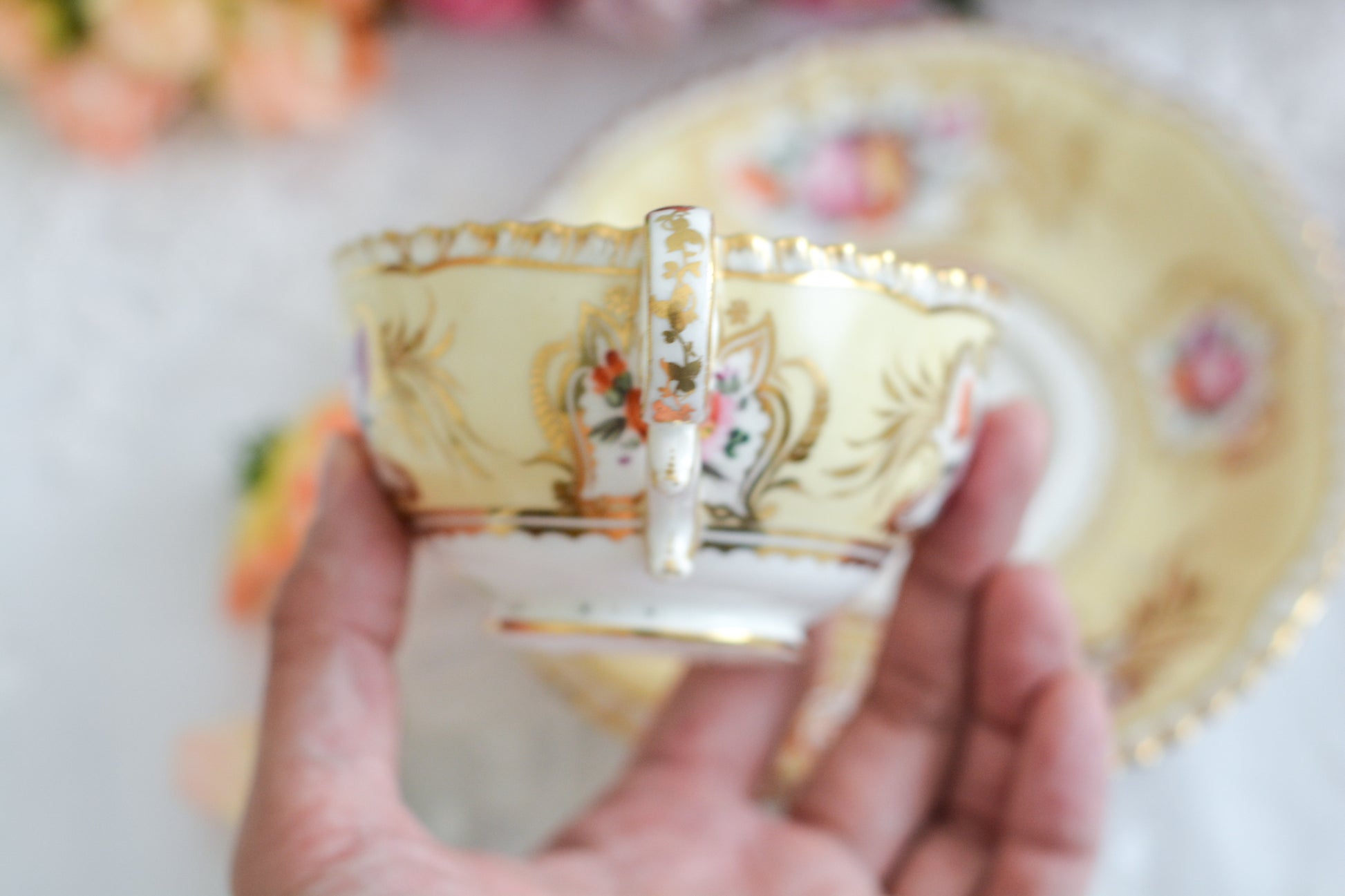 コールポートのペンブロークシェイプと呼ばれるシェイプのカップです。縁の飾り模様が特徴的で1820年代後半に作られたとても古い作品です。豪華な縁飾りに手描きで描かれた美しい花々、エレガントなリングハンドル。約200年前に作られ、この持ち主の貴族はこんな美しいカップでどんな優雅なティータイムを過ごしていたのでしょうか。