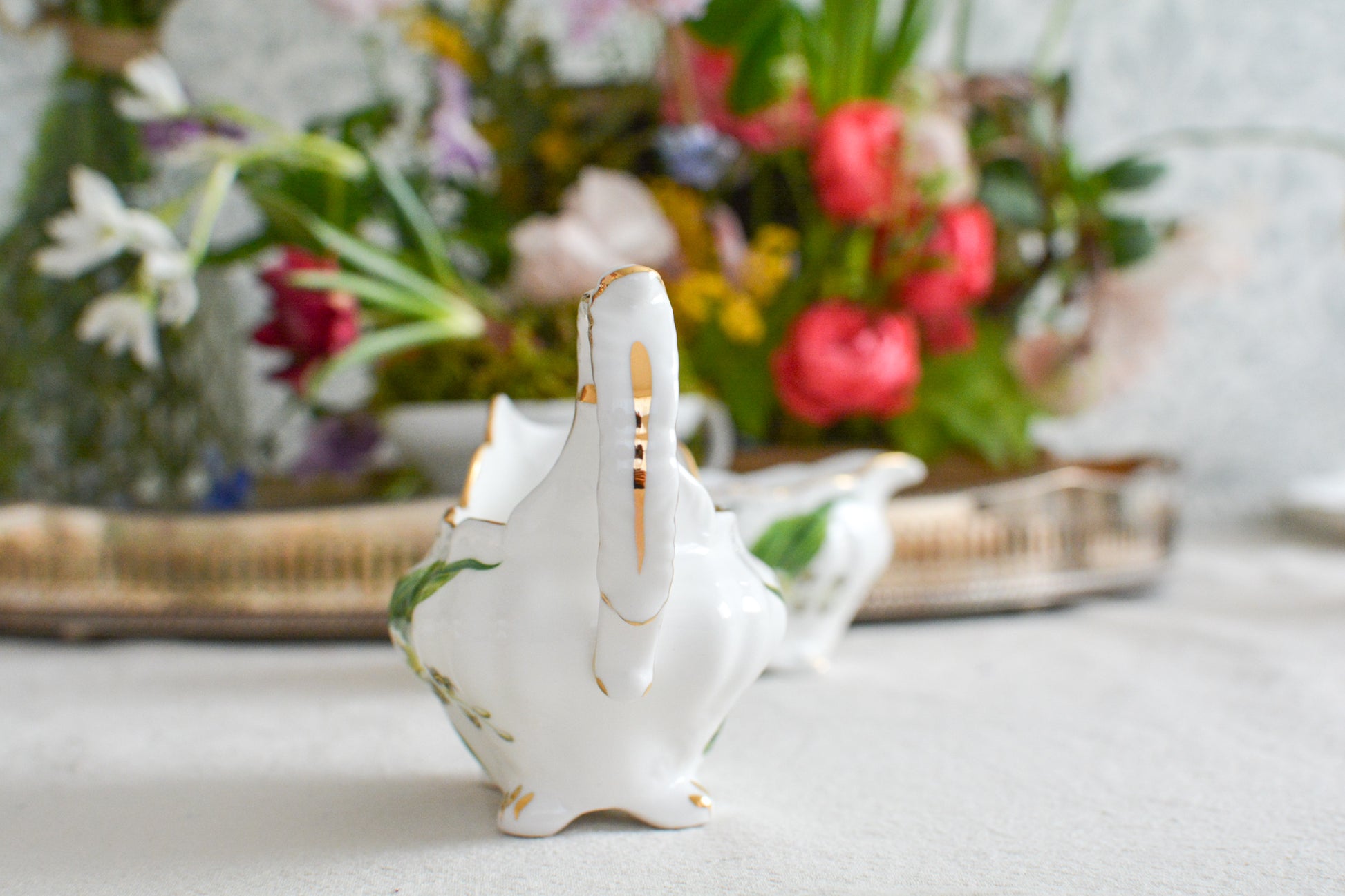 ハマースレイのスズランの絵柄が可愛らしいシュガー入れとミルクジャグ。このスズランのシリーズは人気がありますが、ヴィクトリアンバイオレットよりも生産数が少ないのか、なかなか見つかりません。優美なシェイプと美しいスズランの模様がとてもマッチしていて素敵なお品です。こちらはシュガー入れとミルクジャグの2点セットです。