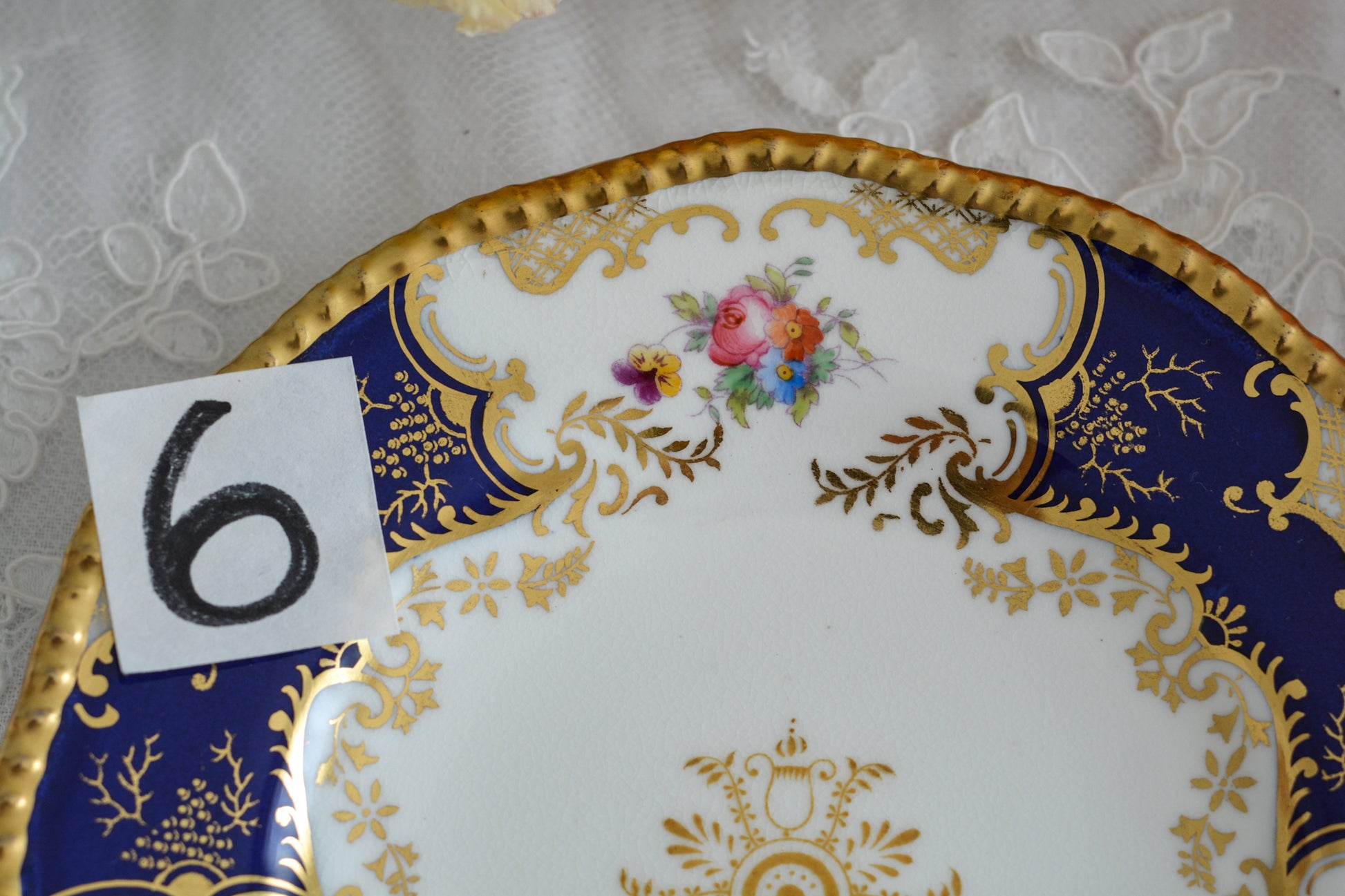 コールポートの代表作と言ってもいい、バットウィングシリーズ。こちらはコバルトブルーのティートリオです。重厚感のあるコバルトブルーと金彩のコントラスト、美しいシェイプ。凛としさ美しさがありオーラを感じます。最近はバットウィングも探すのがとても困難になってきました。心が躍るカップでティータイムをお楽しみいただけたら嬉しいです。こちらは1セットの価格です。全部で6セット在庫がございます。状態で価格が変わります。