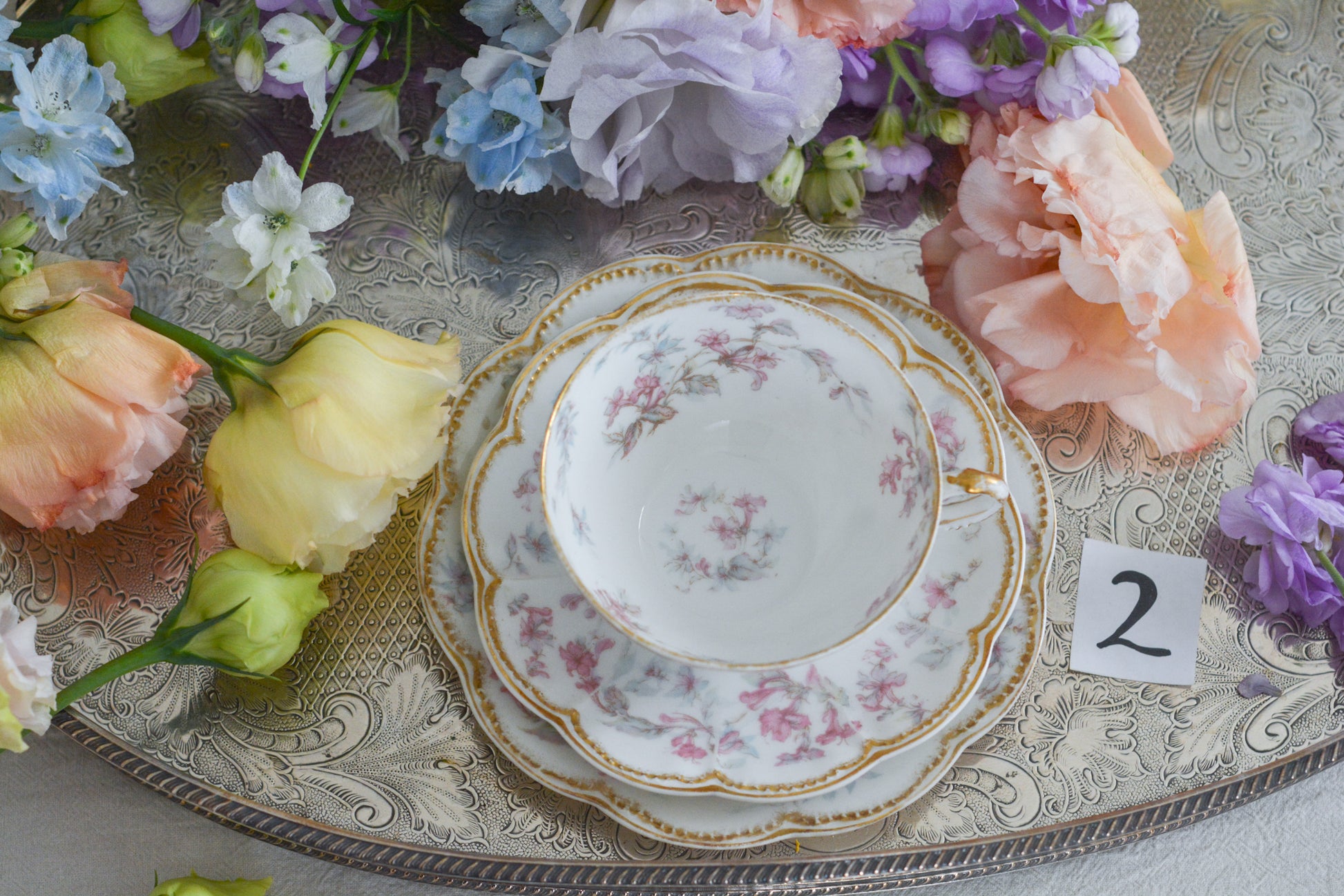 フランスのリモージュ、アビランドのティートリオです。 淡いタッチのお花がとっても可愛らしいです。柔らかで優しげな印象で、癒しのティータイムの時間を過ごせそうですね。これから春のティータイムにもぴったりです。こちらは在庫が2セットございます。ティートリオ①、ティートリオ②からお選びください。