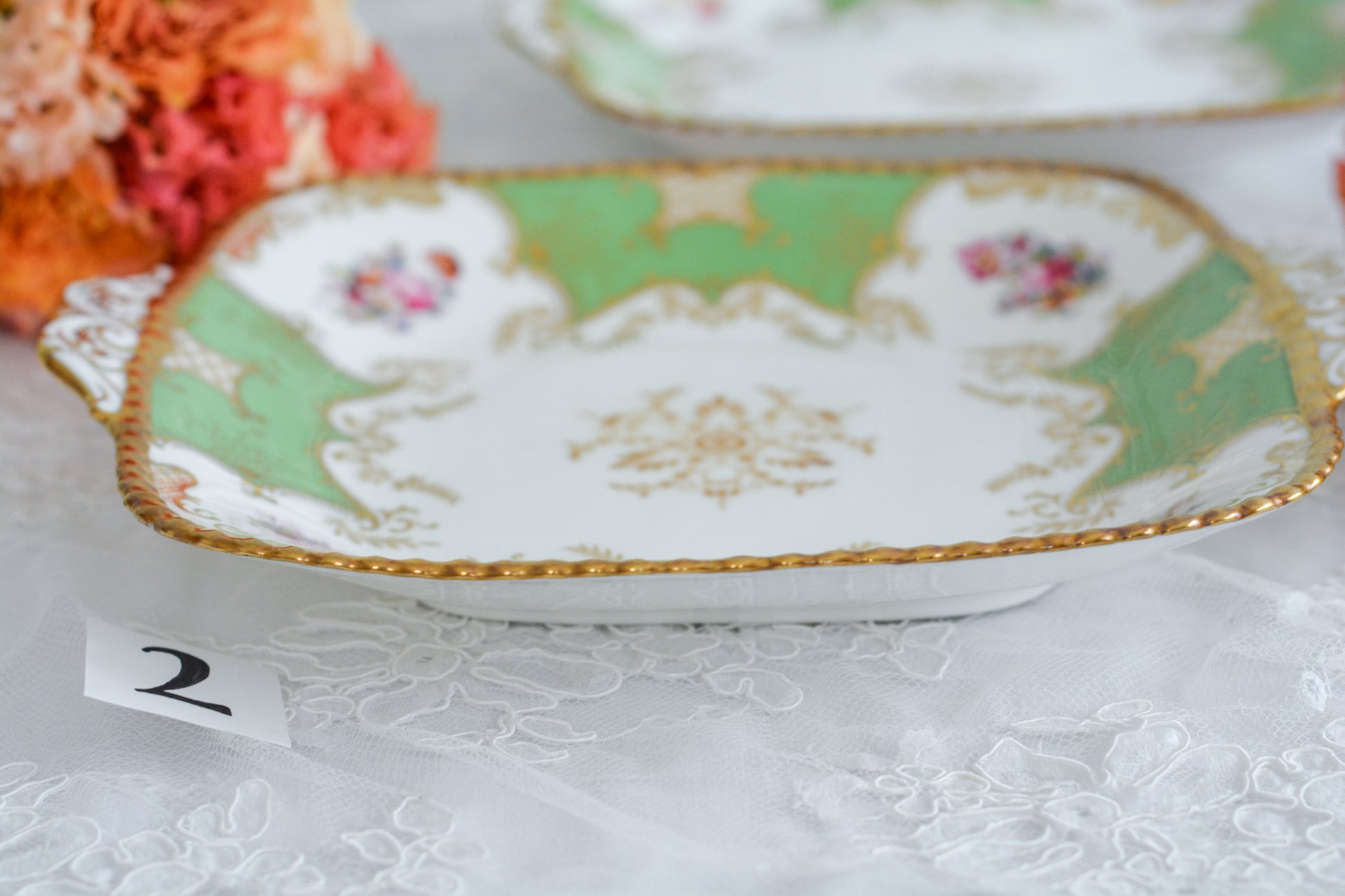 コールポートの人気シリーズ、バットウィング。カラーバリエーションも豊富なシリーズです。こちらは明るい雰囲気のアップルグリーンカラーの美しいB&Bプレート。サンドイッチやスイーツなど盛り付けてお楽しみくださいね。こちらは1枚の価格です。全部で2枚ございます。少しずつデザインが違いますので①〜②からお選びください。