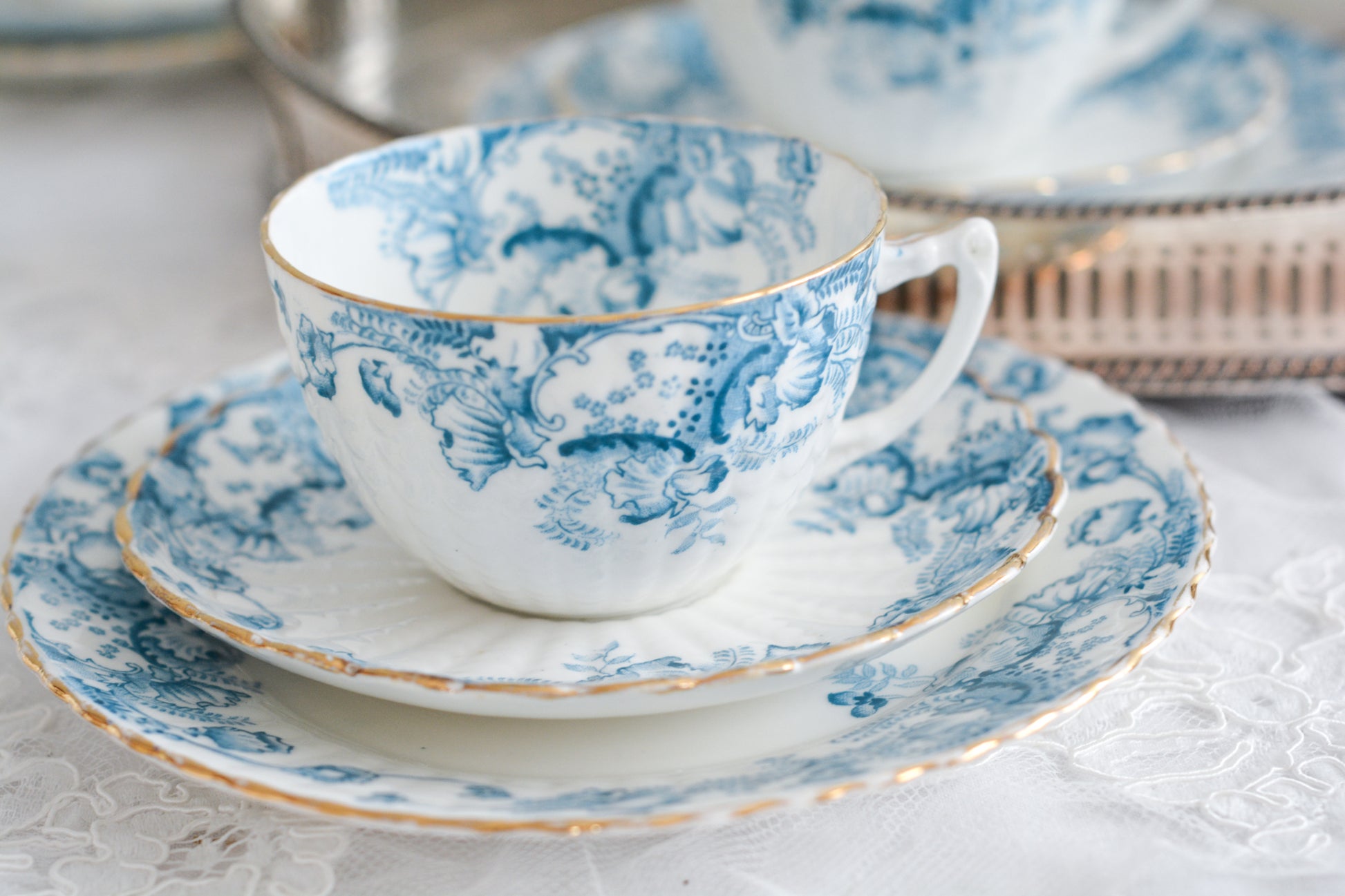 サミュエル・ラドフォードというメーカーの可愛らしいティートリオです。サミュエル・ラドフォードはスタッフォードシャーのメーカーで、1879年から1957年まで創業していました。こちらはブルーの転写模様がとても美しく地模様もとても可愛らしいお品です。同じパターンのミルクジャグ&シュガーボウル、色違いのデザートプレートも別で掲載しています。  こちらは1セットの価格です。全部で6セットあります。状態の良いものからお送りします。