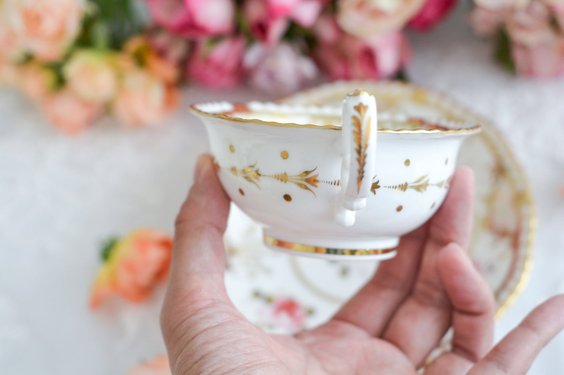 H&Rダニエルは1822年から1846年までという短い期間しか製造していないのですが、とても素晴らしい磁器を作っていたメーカです。数が少なく、作品も素晴らしいとあって世界中にコレクションしている方々がいます。ガドルーンとは縁飾りの模様のことで、こちらはカップの内側についていてセカンドガドルーンと呼ばれています。(外側についているものはファーストガドルーン。)H&Rダニエルの作品はハンドペイント絵付けも大変素晴らしいです。芸術的なカップとなっております。