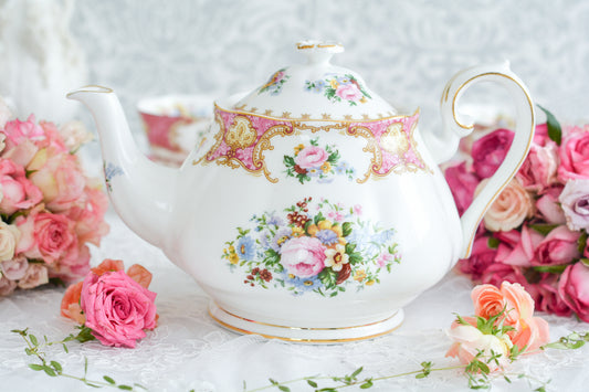 ロイヤルアルバートの人気シリーズ、レディカーライルのカップ&ソーサーです。大輪のバラに花々とスクロール模様の金彩で彩られた、ロココスタイルの大変豪華で美しいシリーズです。ラージティーポットはなかなか出てこないので貴重です。バックスタンプにはEnglandがないため、海外製造と推察しております。