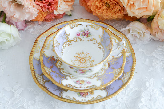 コールポートの人気シリーズ、バットウィングシリーズ。こちらはとても貴重なライラックカラーのティートリオです。そしてさらにカップの側面にブーケの模様が描かれている珍しいデザインです。ライラックカラーは美しいのはもちろんですが、柔らかな印象でとても上品ですね。最近はバットウィングシリーズは探すことがより困難になっております。ライラックカラーは元々レアカラーと言われるお品で、当店では初めてご紹介できます。美しいティートリオをぜひお楽しみください。