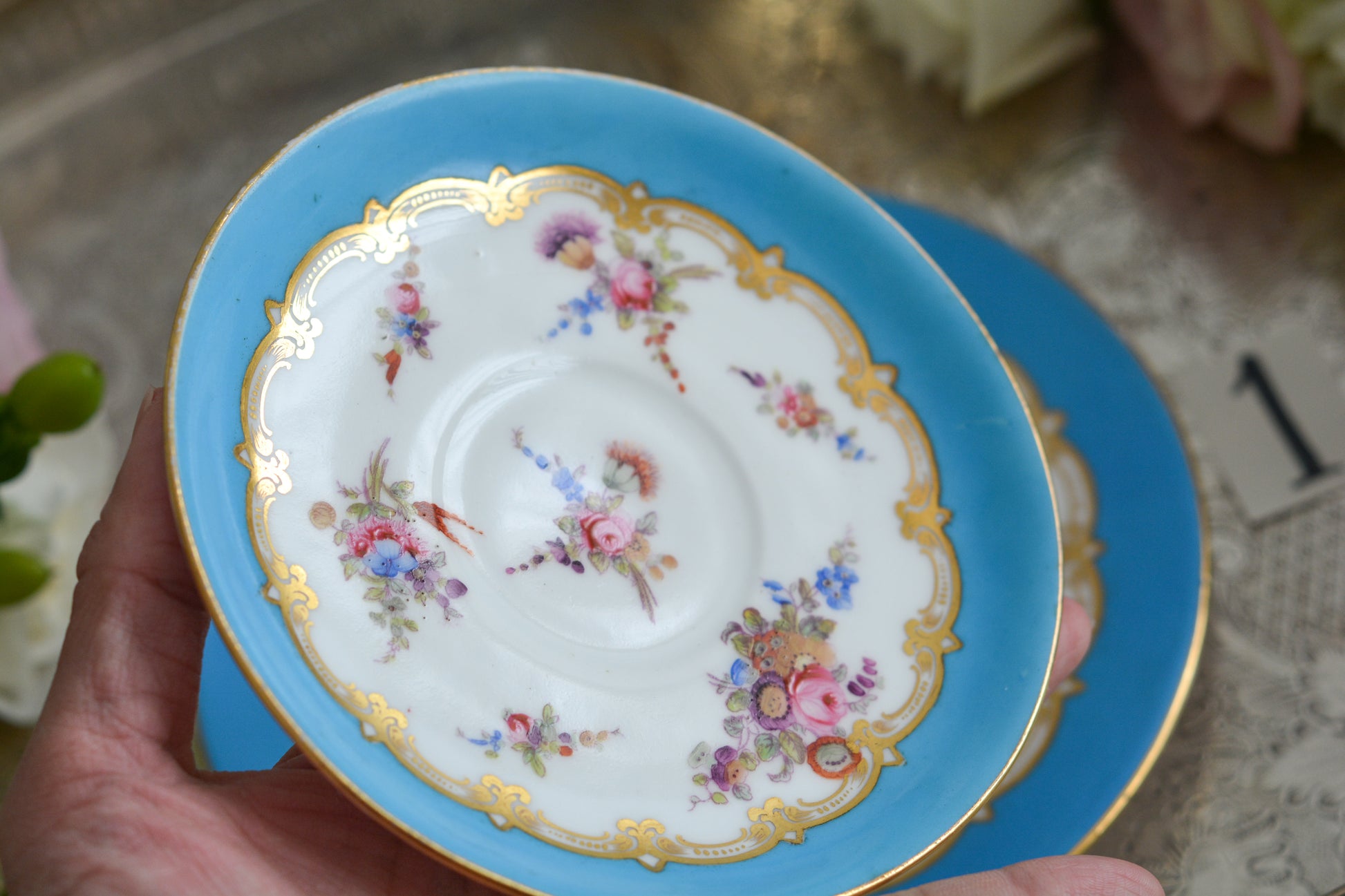 コールポートのハンドペイントで描かれた花々がとても美しいティートリオです。以前色違いのコバルトブルーのトリオをご紹介したことがあります。シリーズ名はないのですが、何色かカラーバリエーションがあります。ターコイズブルーはどのシリーズにおいても貴重なカラー。ターコイズブルーに金彩のコントラストがとても豪華な印象です。特別なティータイムにどうぞ。