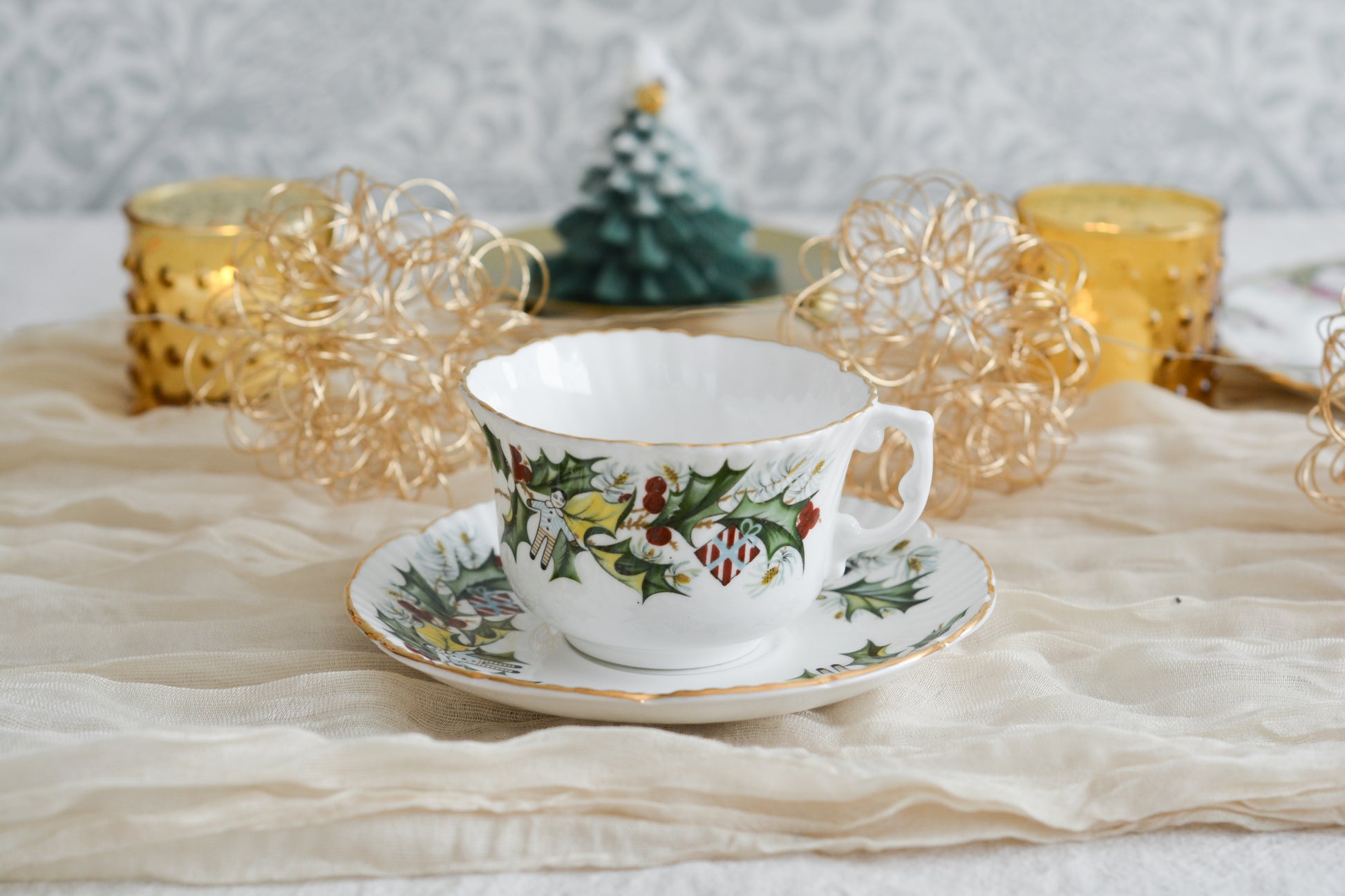 ハマースレイのクリスマスの絵柄のカップ&ソーサーは、ヒイラギにプレゼントやステッキ、お人形などクリスマスらしいモチーフがたくさん。とっても可愛らしいカップです。クリスマスのワクワクする気持ちをさらに盛り上げてくれそうですね。今回1客だけ入荷できました!ぜひクリスマスのティータイムをお楽しみくださいませ。