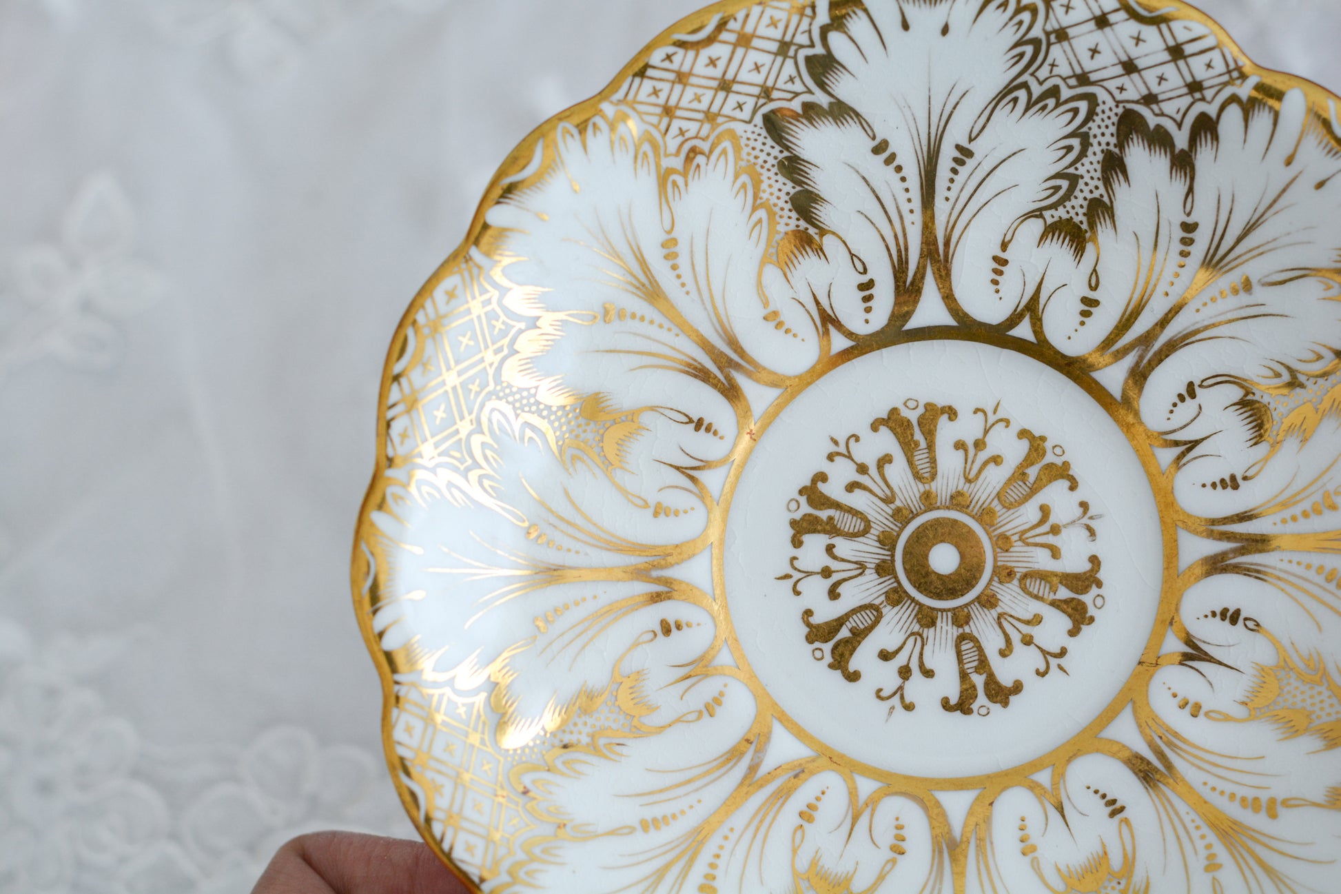 コウルドンがリッジウェイのフォリエージシェイプ(Foliage Shape)をリバイバルしたお品。ハンドル部分には葉っぱの模様がついていてとても可愛らしいシェイプです。リッジウェイは力強く豪華な作風という印象で、後身のコウルドンはより時代や流行に敏感で繊細で美しいデザインの作品をたくさん作っています。リッジウェイのフォリエージシェイプはいろいろなパターンがありますが、こちらは特に豪華なデザインで個人的にもフォリエージシェイプは大好きなデザイン。コウルドン時代にも受け継がれていたことを嬉しく思っています。