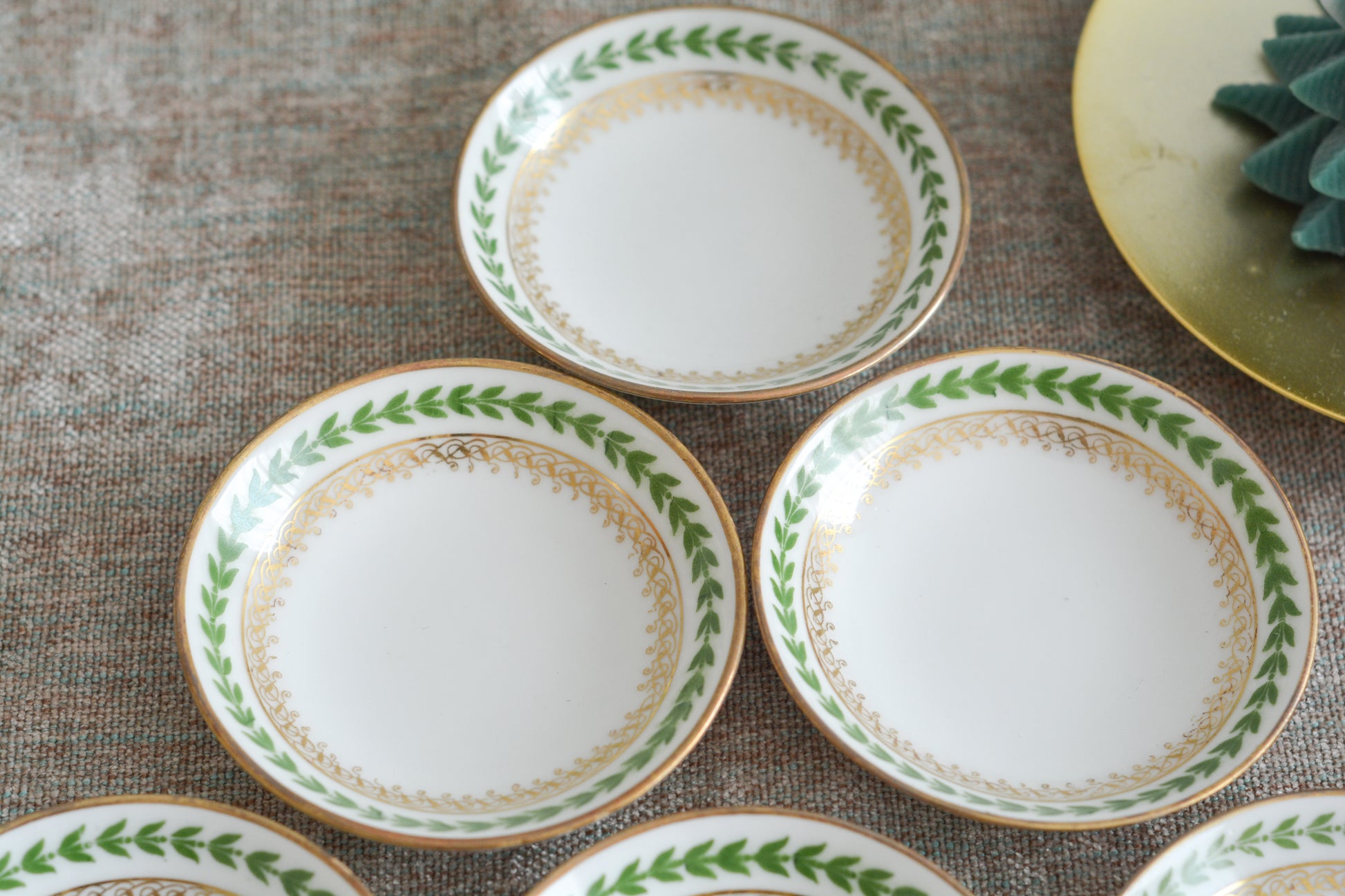 フランスのリモージュ、ジャン・プーヤ工房の小さな小さなプレートです。ジャムやクロテッドクリームをのせても素敵。シンプルなデザインですが、上品でクリスマスのティータイムやテーブルコーディネートにぴったりなお品。  クリスマス企画の特別価格になっています。こちらは6枚セットです。