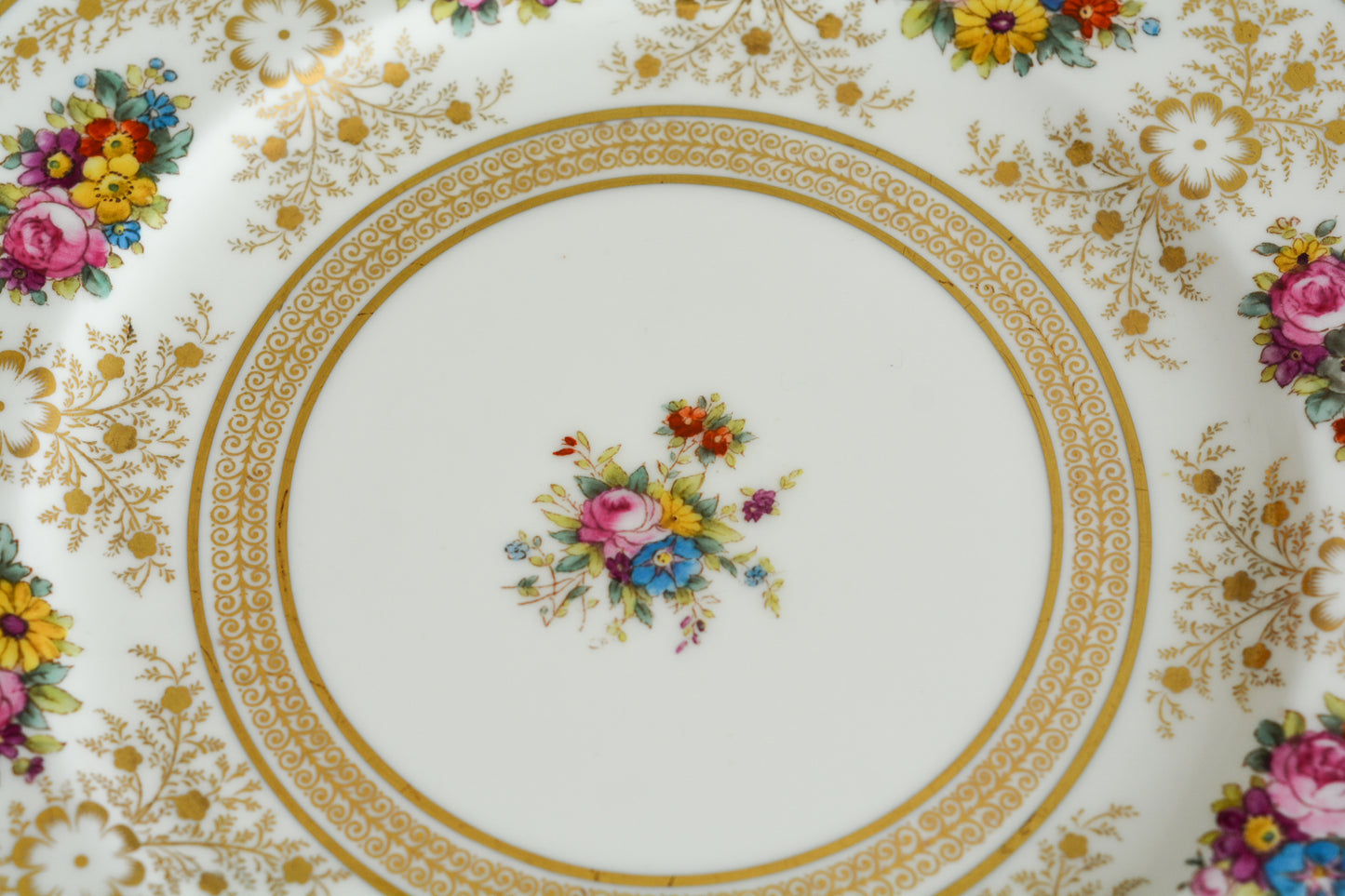 コウルドンの美しいディナープレートです。繊細な金彩模様にハンドペイントで描かれた可愛らしいお花たち。コウルドンらしいエレガントで上品なデザインです。ディナープレートとしてはもちろん、サービングプレートやアンダープレートとしてもお使いいただけるサイズです。クリスマスのテーブルコーディネートをお楽しみくださいませ。  今回お値打ちに仕入れることが出来たため、特別価格となっております。 価格は1枚の価格です。在庫が全部で11枚ございます。