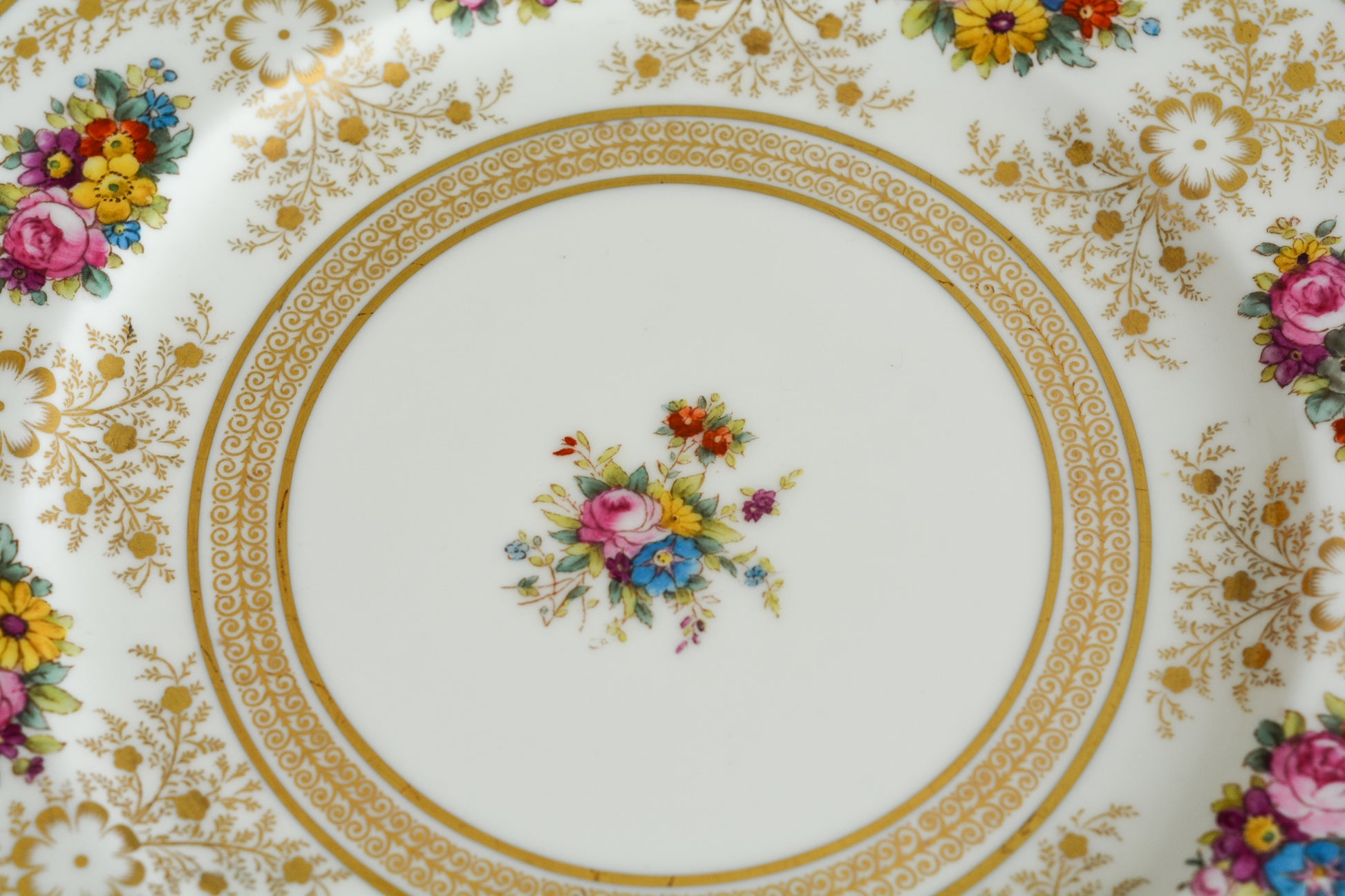 コウルドンの美しいディナープレートです。繊細な金彩模様にハンドペイントで描かれた可愛らしいお花たち。コウルドンらしいエレガントで上品なデザインです。ディナープレートとしてはもちろん、サービングプレートやアンダープレートとしてもお使いいただけるサイズです。クリスマスのテーブルコーディネートをお楽しみくださいませ。  今回お値打ちに仕入れることが出来たため、特別価格となっております。 価格は1枚の価格です。在庫が全部で11枚ございます。