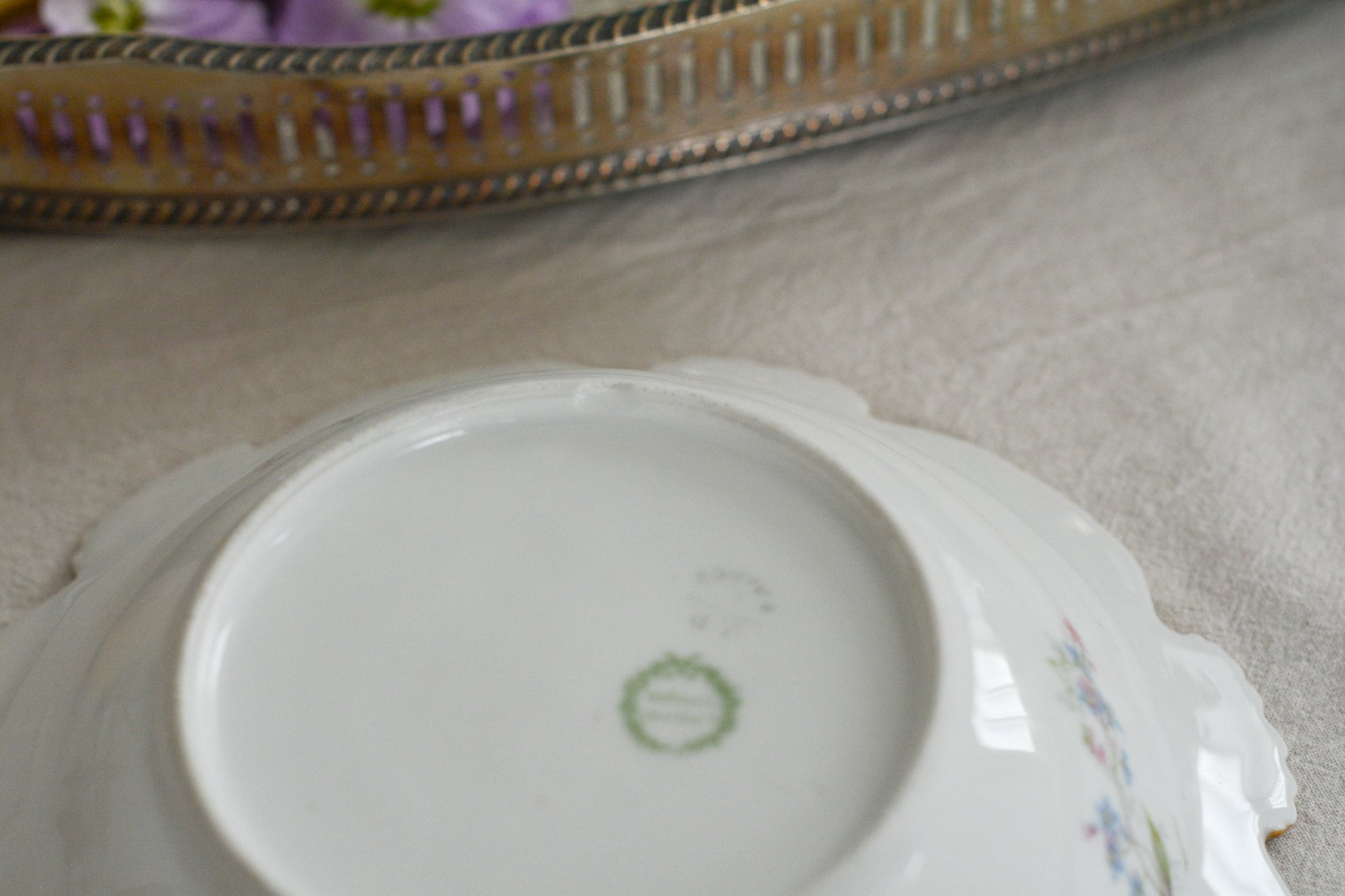 フランスのリモージュ、ジャン・プーヤ工房の可愛らしいボウル。淡いカラーが優しい雰囲気です。フルーツを盛り付けたり、ボンボンやトラジェを盛り付けたら素敵だなと思います。バラと勿忘草の組み合わせはやっぱり可愛い!!です。色々なお菓子を盛り付けてみてくださいね!