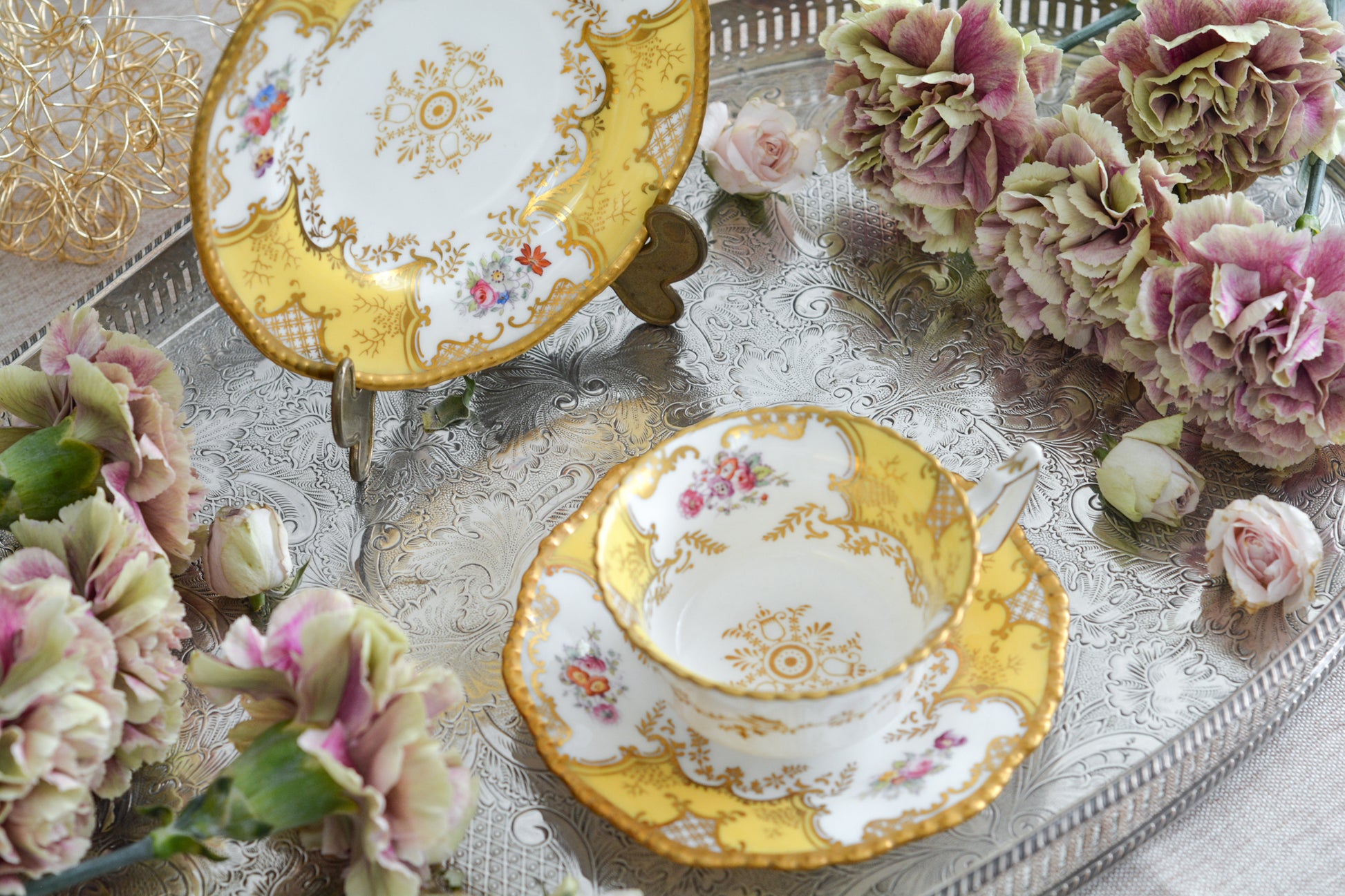 コールポートの人気シリーズ、バットウィングシリーズ。レアカラーのイエローカラーのトリオです。イエローのバットウィングは、鮮やかなイエローカラーが美しく、とても華やかな印象です。最近はバットウィングシリーズは探すことがより困難になっております。残念ながらカップにヒビが入っている為に観賞用となっております。(水漏れしたり、カップ自体が割れてしまう可能性があるため、カップに紅茶などを入れることは難しいです)ソーサーとサイドプレートはとても良い状態です。カップにヒビはあるものの観賞用としては大変美しく、貴重なお品です。ぜひコレクションとしてこのカップをお楽しみください。