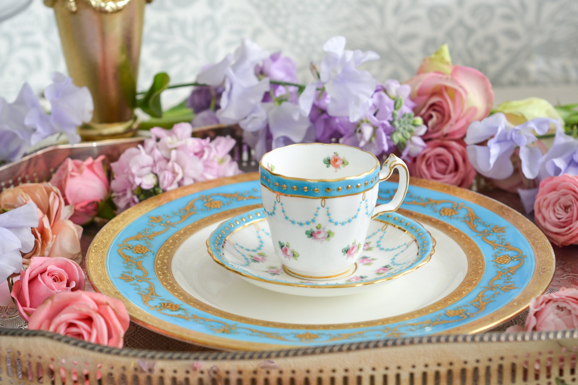 ミントンの美しいデミタスカップ。ミントンブルーにエレガントなデザイン。さすがミントン!ですね。小さなカップにぎゅっと魅力が詰まったお品です。 ミントンは女性の絵付け師さんが他のメーカーよりもたくさん活躍していたと本で読んだことがあります。ミントンのエレガントで美しいデザインはそんな理由もあるのかもしれません。カップのハンドルに製造時にできたと思われる傷と、ソーサーにヘアライン(貫通はしていません)があるので実用にはお勧めしませんが、ぜひたくさん眺めて愛でていただきたい、芸術的なカップです。