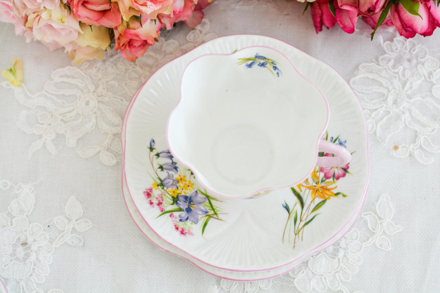 シェリーのワイルドフラワーシリーズの可愛らしいティートリオです。カップはディンティーシェイプと呼ばれる可愛らしいシェイプで上から見るとお花が咲いている様に見えます。イギリスの色とりどりの野花が散りばめられていて、どんな花がプリントされているか眺めるのも楽しいです。こちらは同じシリーズのピンクのお揃いのB&Bプレート、色違いのブルーのB&Bプレートも別で掲載しています。