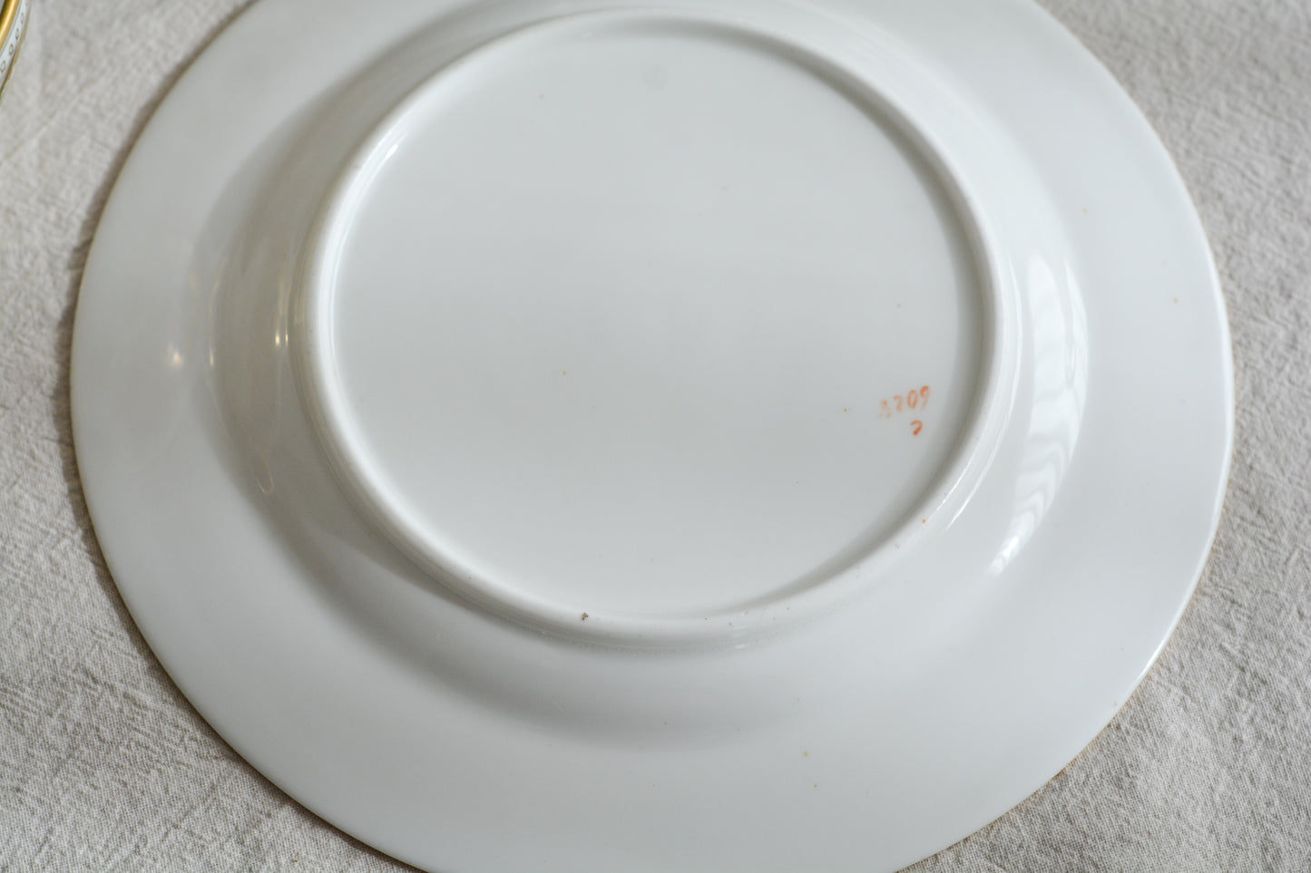 コウルドンの素晴らしいティートリオ。カップのハンドルはロープハンドルと呼ばれるデザインで、コウルドン前身のブラウンウエストヘッドムーア社が製造していたデザインです。リッジウェイ時代の豪華絢爛な作風を残しつつ、より洗練されたデザインへと昇華していったブラウンウエストヘッドムーア社。ロープハンドルはそんなブラウンウエストヘッドムーアの代表的なデザイン。数も少ないので大変人気があります。カップにはコウルドンのバックスタンプがあるのでコウルドンが引き継いで作られたお品だと思うのですが、ソーサーのダイヤモンドマークは1868年9月25日に登録されたことを示しています。ソーサーだけ古い感じはしないので、このダイヤモンドマークはこのお品ではなく、デザインの商標登録を示しているのかもしれません。アンティークは色々なストーリーを考える楽しみを与えてくれますね。