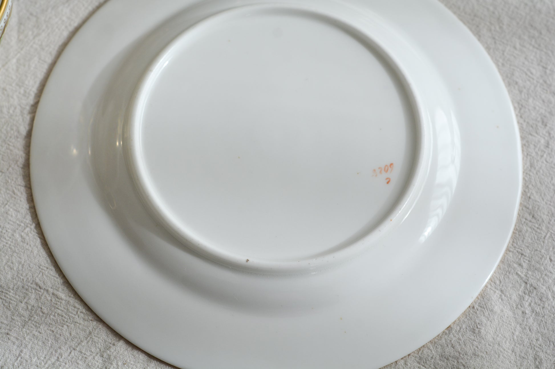 コウルドンの素晴らしいティートリオ。カップのハンドルはロープハンドルと呼ばれるデザインで、コウルドン前身のブラウンウエストヘッドムーア社が製造していたデザインです。リッジウェイ時代の豪華絢爛な作風を残しつつ、より洗練されたデザインへと昇華していったブラウンウエストヘッドムーア社。ロープハンドルはそんなブラウンウエストヘッドムーアの代表的なデザイン。数も少ないので大変人気があります。カップにはコウルドンのバックスタンプがあるのでコウルドンが引き継いで作られたお品だと思うのですが、ソーサーのダイヤモンドマークは1868年9月25日に登録されたことを示しています。ソーサーだけ古い感じはしないので、このダイヤモンドマークはこのお品ではなく、デザインの商標登録を示しているのかもしれません。アンティークは色々なストーリーを考える楽しみを与えてくれますね。