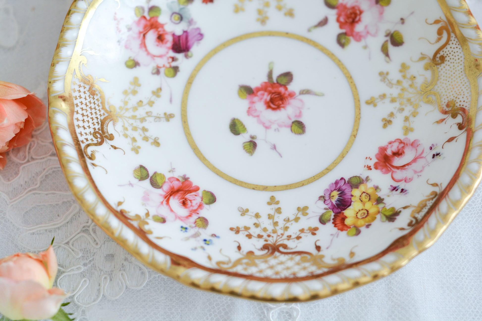 H&Rダニエルは1822年から1846年までという短い期間しか製造していないのですが、とても素晴らしい磁器を作っていたメーカです。数が少なく、作品も素晴らしいとあって世界中にコレクションしている方々がいます。ガドルーンとは縁飾りの模様のことで、こちらはカップの内側についていてセカンドガドルーンと呼ばれています。(外側についているものはファーストガドルーン。)H&Rダニエルの作品はハンドペイント絵付けも大変素晴らしいです。芸術的なカップとなっております。