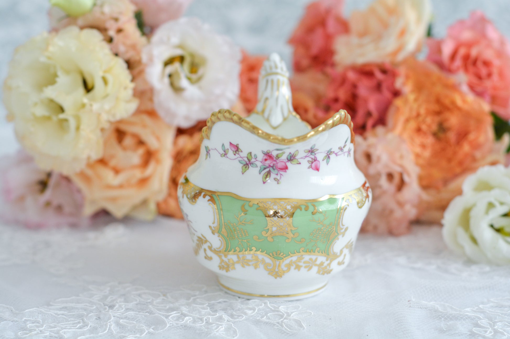 コールポートの人気シリーズのバットウィング。こちらはアップルグリーンカラーが美しいミルクジャグです。アップルグリーンは明るい雰囲気で優美なデザインです。美しいミルクジャグはテーブルに花を添えてくれますね。ミルクジャグは元々ティートリオよりも数が少ないのですが、バットウィングシリーズは年々見つけることが困難になっております。こちらはとても状態の良い子で、お探しの方に見つけていただけましたら嬉しいです。