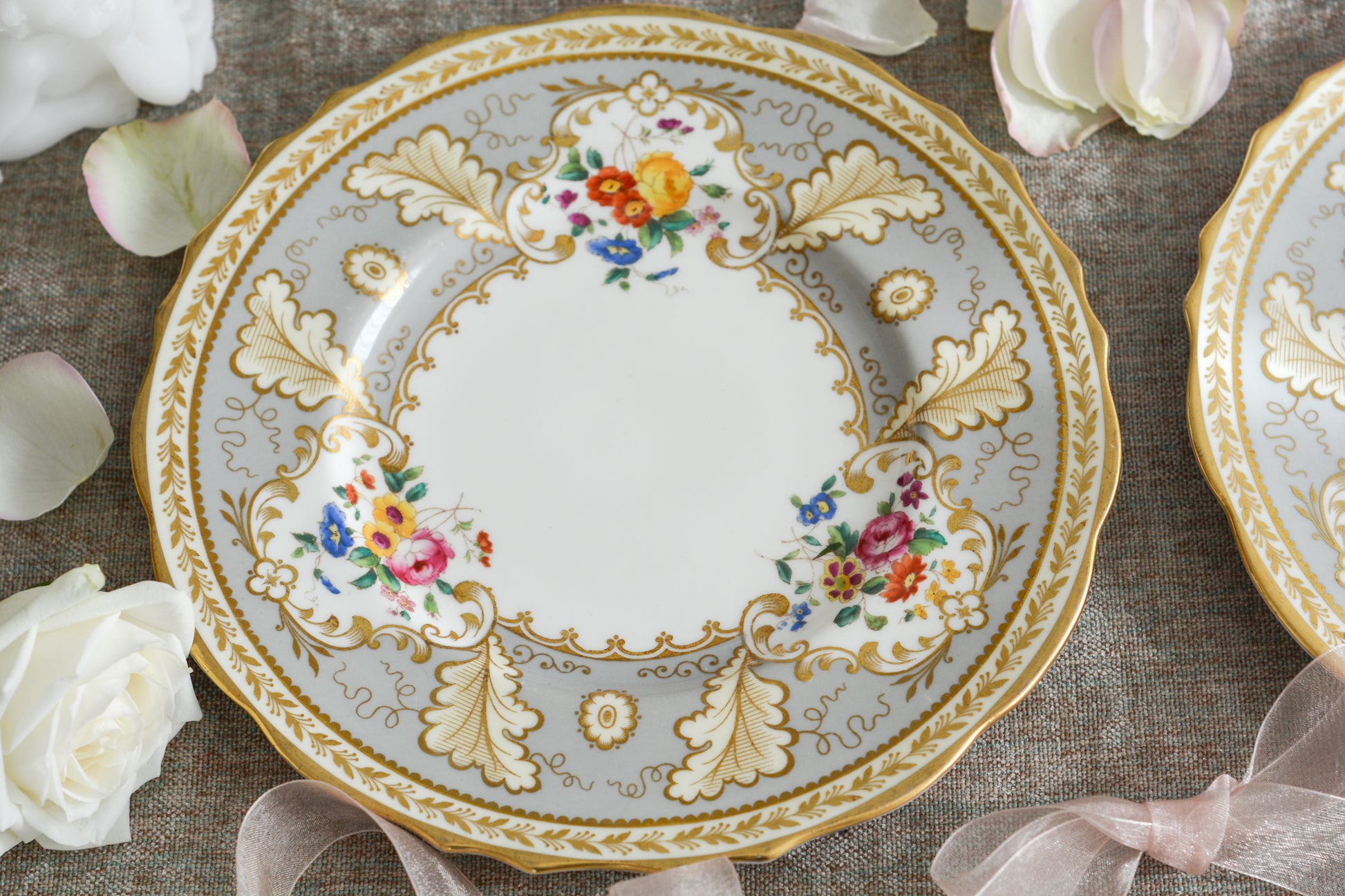 コウルドンのティファニーパターンの素敵なデザートプレートです。ハロッズがオーダーしたもので、ティファニーのスタンプはありませんが、柄はティファニーがコウルドンに特注したパターンです。ティファニーらしい上品な絵柄がとても美しくでコウルドンの中でも人気のシリーズです。当時も人気があったのでしょう。いろいろな小売店がこのパターンをオーダーしています。グレーカラーは柔らかい雰囲気で金彩との相性もいいです。とてもエレガントなプレートです。