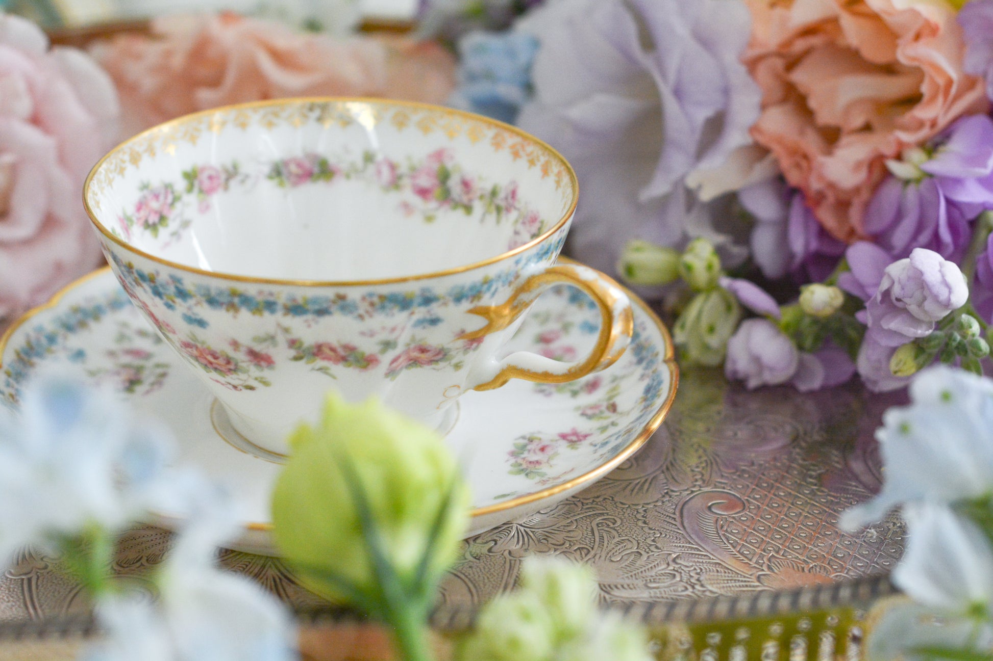 バラのガーランドと勿忘草がとっても可憐なフランスのアビランド リモージュのカップ&ソーサーです。同じ勿忘草の模様の330番もとても人気がありますが、271番は製造数がさらに少なくなかなか出回りません。優しいタッチで絵付けされていて、見ているだけで優しい気持ちになります。可愛らしいカップでぜひティータイムをお楽しみくださいませ。