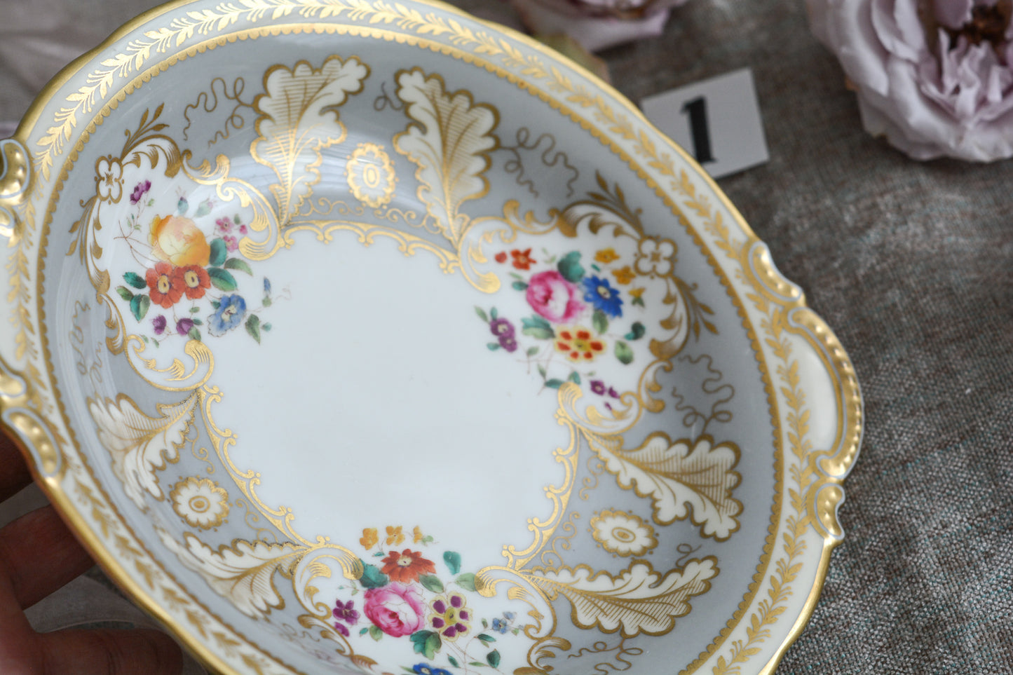 コウルドンのティファニーパターンのプレート。こちらは老舗ハロッズがオーダーしたもので、こちらはティファニーのスタンプはありませんが、柄はティファニーがコウルドンにオーダーしたパターンです。ティファニーらしい上品な絵柄がとても美しくでコウルドンの中でも人気のシリーズです。当時も人気があったのでしょう。いろいろな小売店がコウルドンにオーダーしています。ハンドルのついた深めのプレートはサービングプレートにもお使いいただきやすいと思います。