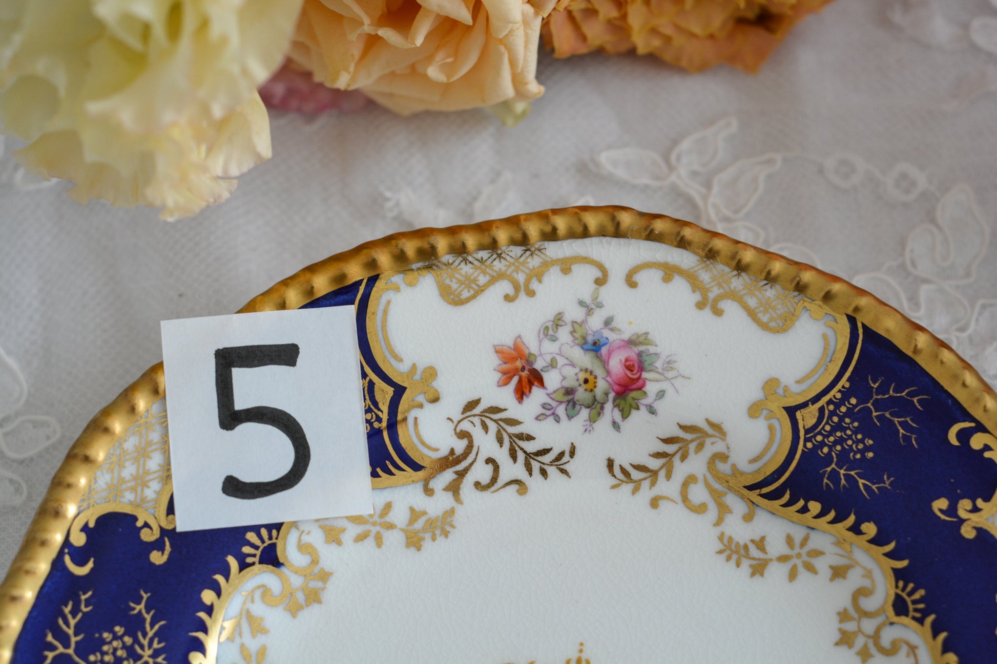 コールポートの代表作と言ってもいい、バットウィングシリーズ。こちらはコバルトブルーのティートリオです。重厚感のあるコバルトブルーと金彩のコントラスト、美しいシェイプ。凛としさ美しさがありオーラを感じます。最近はバットウィングも探すのがとても困難になってきました。心が躍るカップでティータイムをお楽しみいただけたら嬉しいです。こちらは1セットの価格です。全部で6セット在庫がございます。状態で価格が変わります。