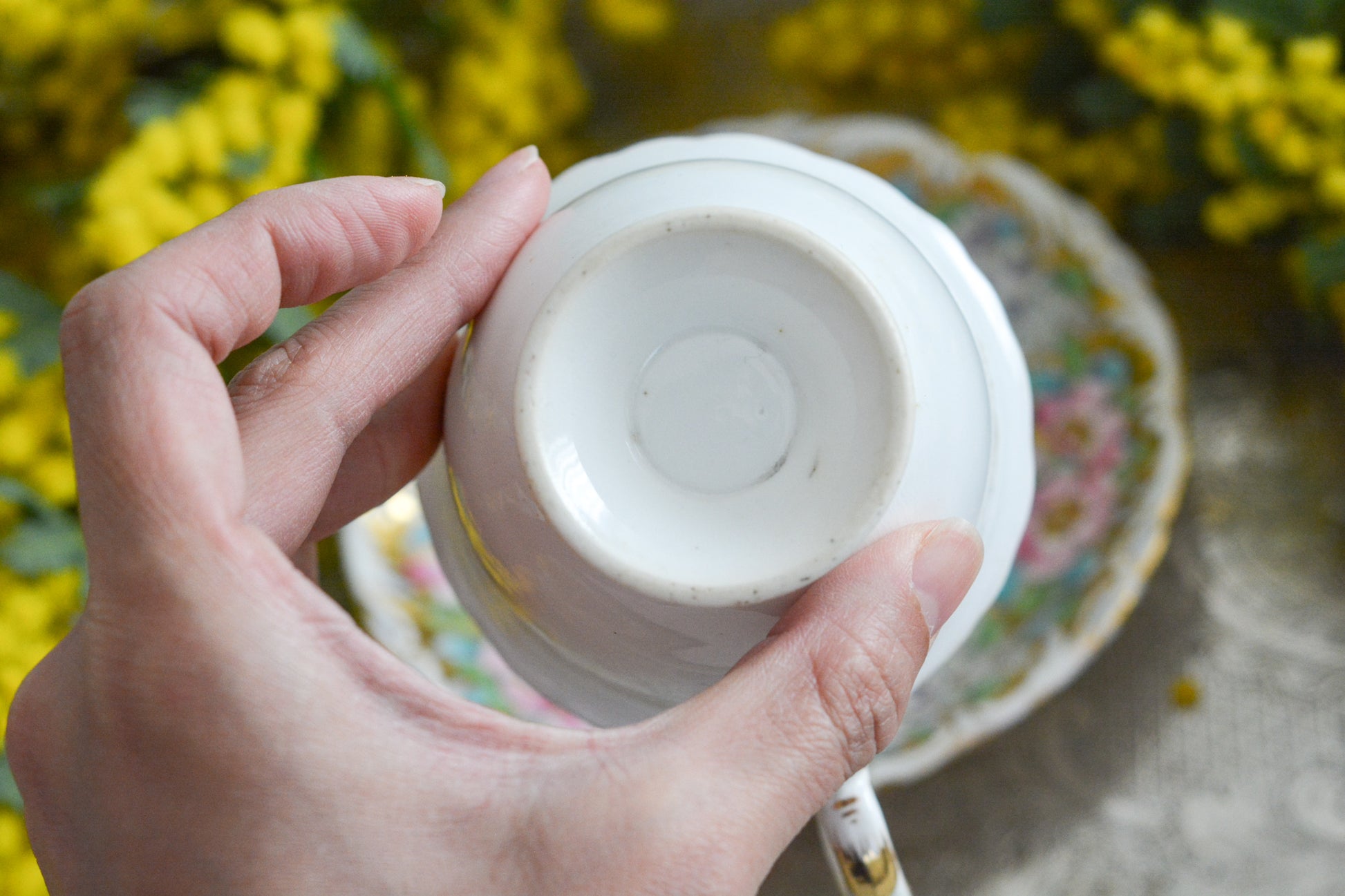 コールポートのロココリバイバル作品の人気のシェイプ、アデレードシェイプ。いろいろなデザインが作られていていますが、こちらのデザインは初めて見ました。ハンドペイントで描かれたお花は野ばらでしょうか?とても華やかなお品です。こちらは元々ティーカップとコーヒーカップ、ソーサーのセットだったと思われますが、コーヒーカップとソーサーのセットになっています。美しいお花がたくさん咲いたような美しいカップと共に春のティータイムをお楽しみください。