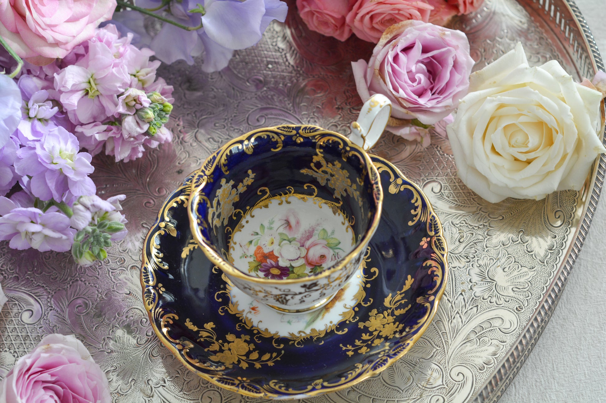 コールポートのロココリバイバル作品のアデレードシェイプ。とても優雅なシェイプで、ハンドペイントで描かれる花々は繊細でとても美しいです。いろいろなデザインが作られていて、シェイプは同じでも絵柄は少しずつ違います。こちらはコバルトブルーに金彩のお花模様が豪華なお品。アデレードシェイプは探すのにとても苦労しますが、見つけた時の喜びはとても大きいものです。金彩の薄れはありますが、貫入のないとても良い状態です。素敵なアデレードシェイプをぜひご覧ください。