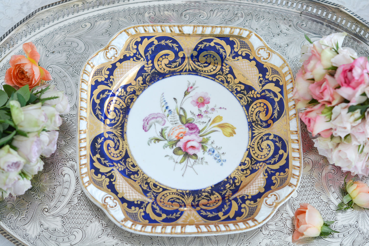 スポードのコバルトブルー地に豪華な金彩模様と手描きで描かれたブーケの模様が美しいプレートです。ちょっと珍しい形をしています。縁の縁飾りのような模様もとても素敵ですね。裏面にはバックスタンプではなく手描きでSpodeと記されています。とても豪華なプレートでキャビネットプレートとして飾ってもとても素敵だなと思います。