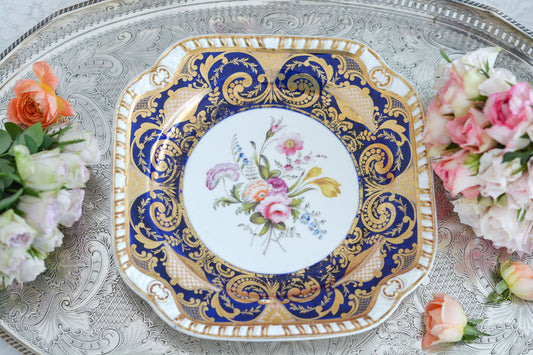 スポードのコバルトブルー地に豪華な金彩模様と手描きで描かれたブーケの模様が美しいプレートです。ちょっと珍しい形をしています。縁の縁飾りのような模様もとても素敵ですね。裏面にはバックスタンプではなく手描きでSpodeと記されています。とても豪華なプレートでキャビネットプレートとして飾ってもとても素敵だなと思います。